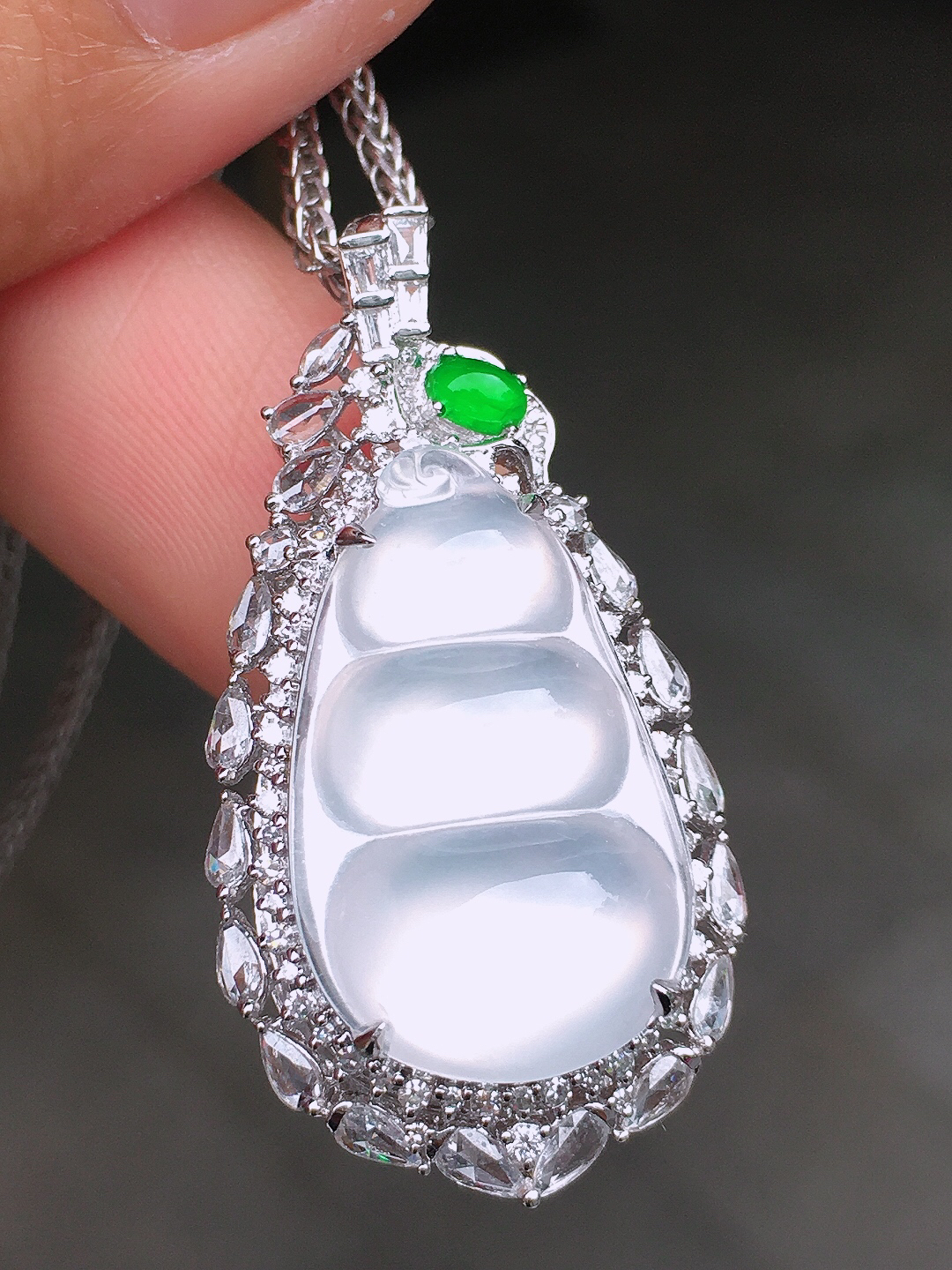 冰种福豆吊坠，玉质细腻，荧光感超
强，饱满圆润，尽显优雅气质，18k
金豪华镶嵌