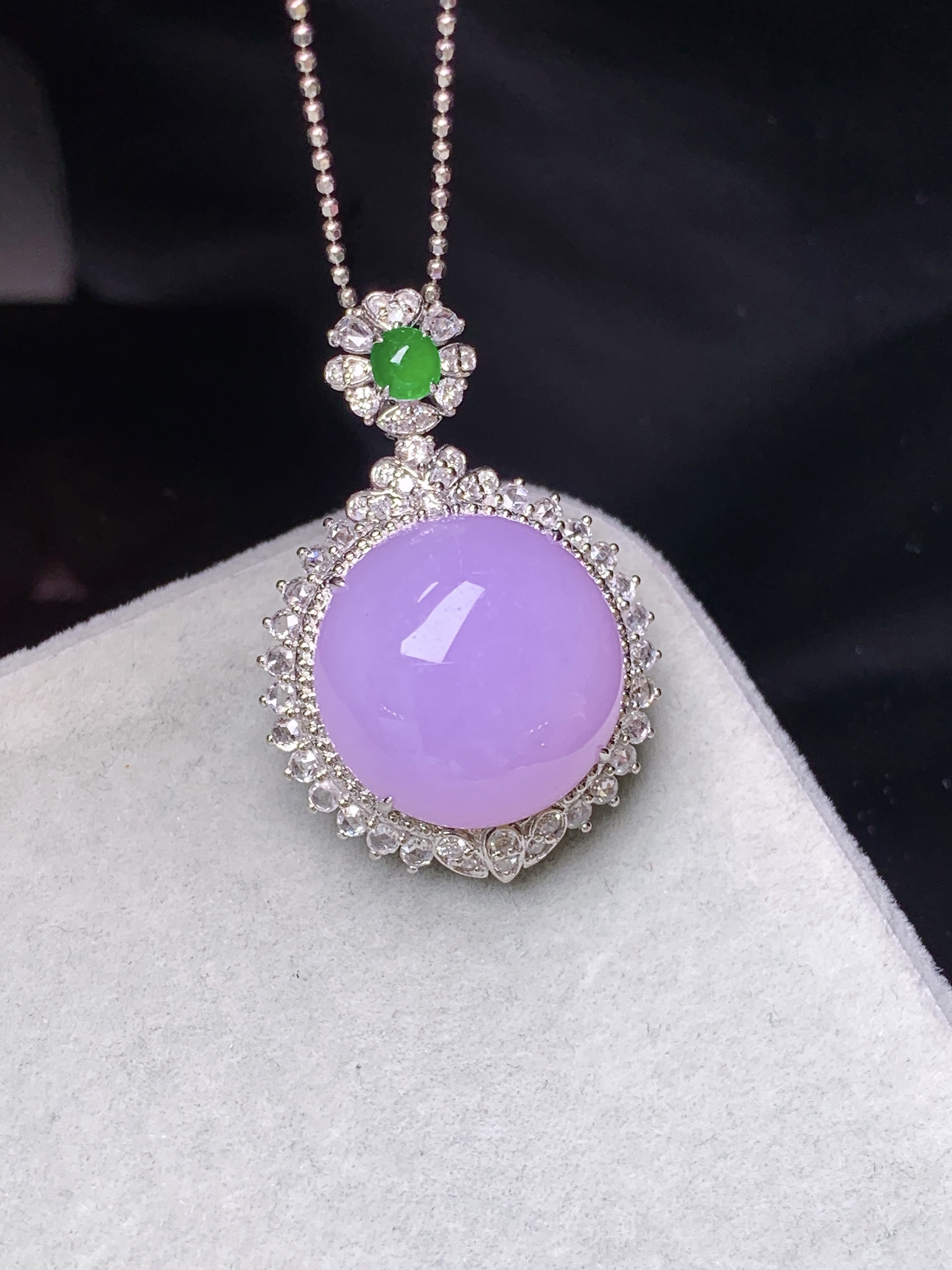 18k金钻镶嵌紫罗兰蛋面吊坠 玉质细腻 色泽艳丽清新 水润亮眼 整体尺寸29.3*19.8*13