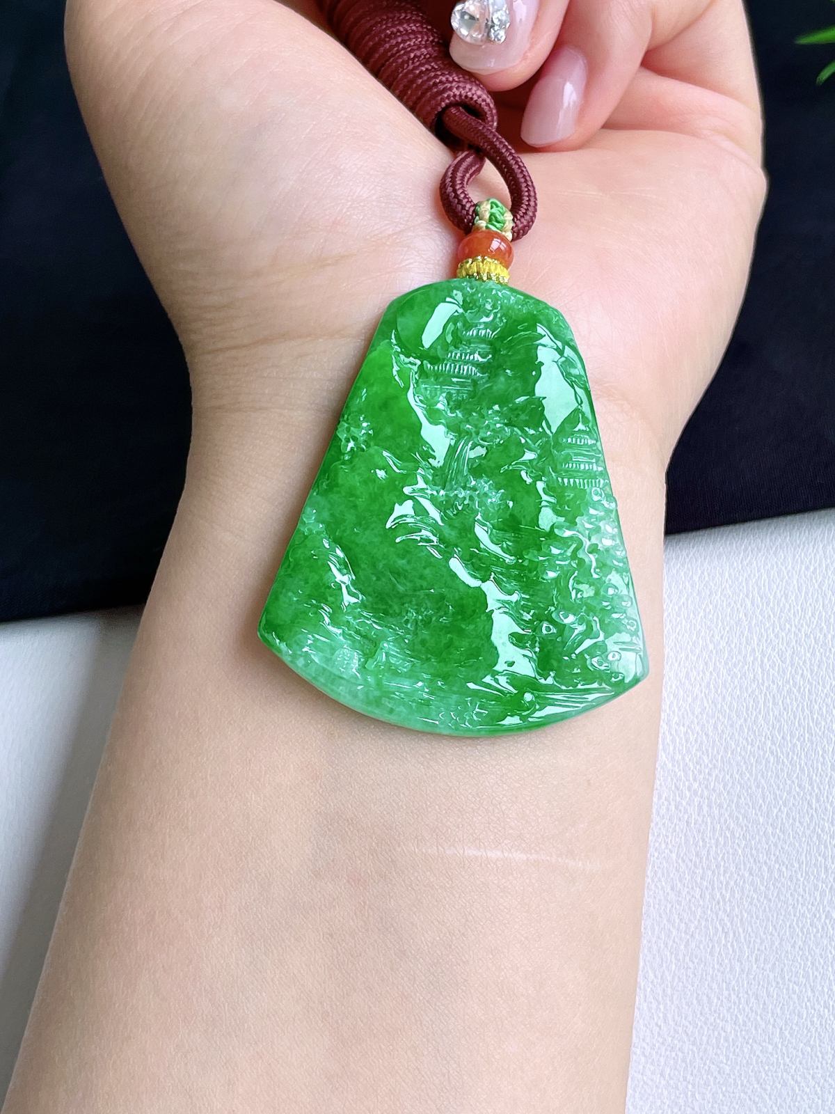 【裸石】冰阳绿山水牌大山水牌吊坠
【说明】缅料性价比高  
【尺寸】53.7-45-5