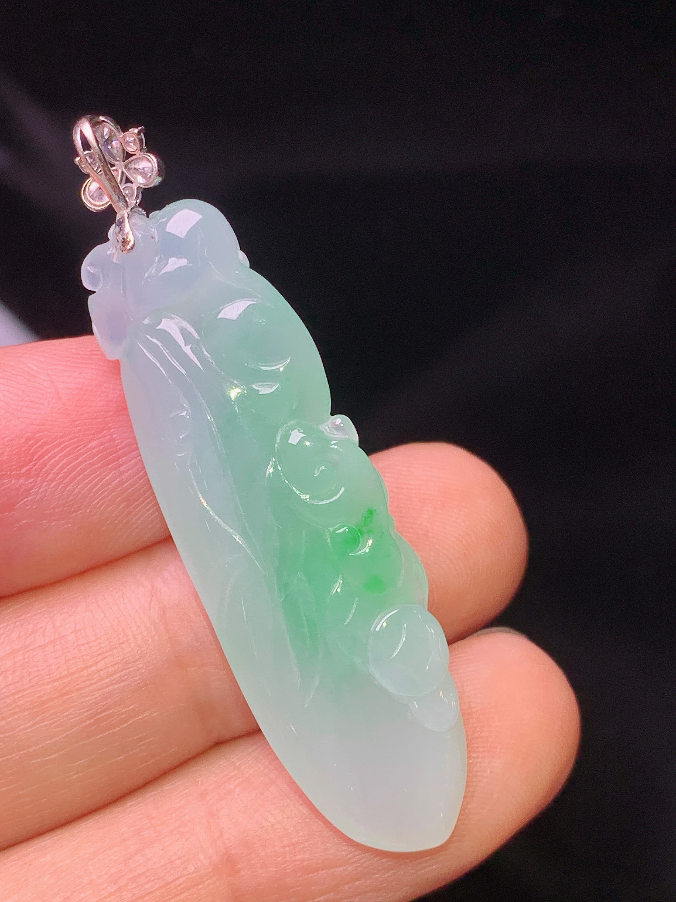 18k金钻镶嵌飘绿福瓜吊坠 玉质细腻 色泽艳丽清新 水润亮眼 整体尺寸46.2*12.5*6.5e1