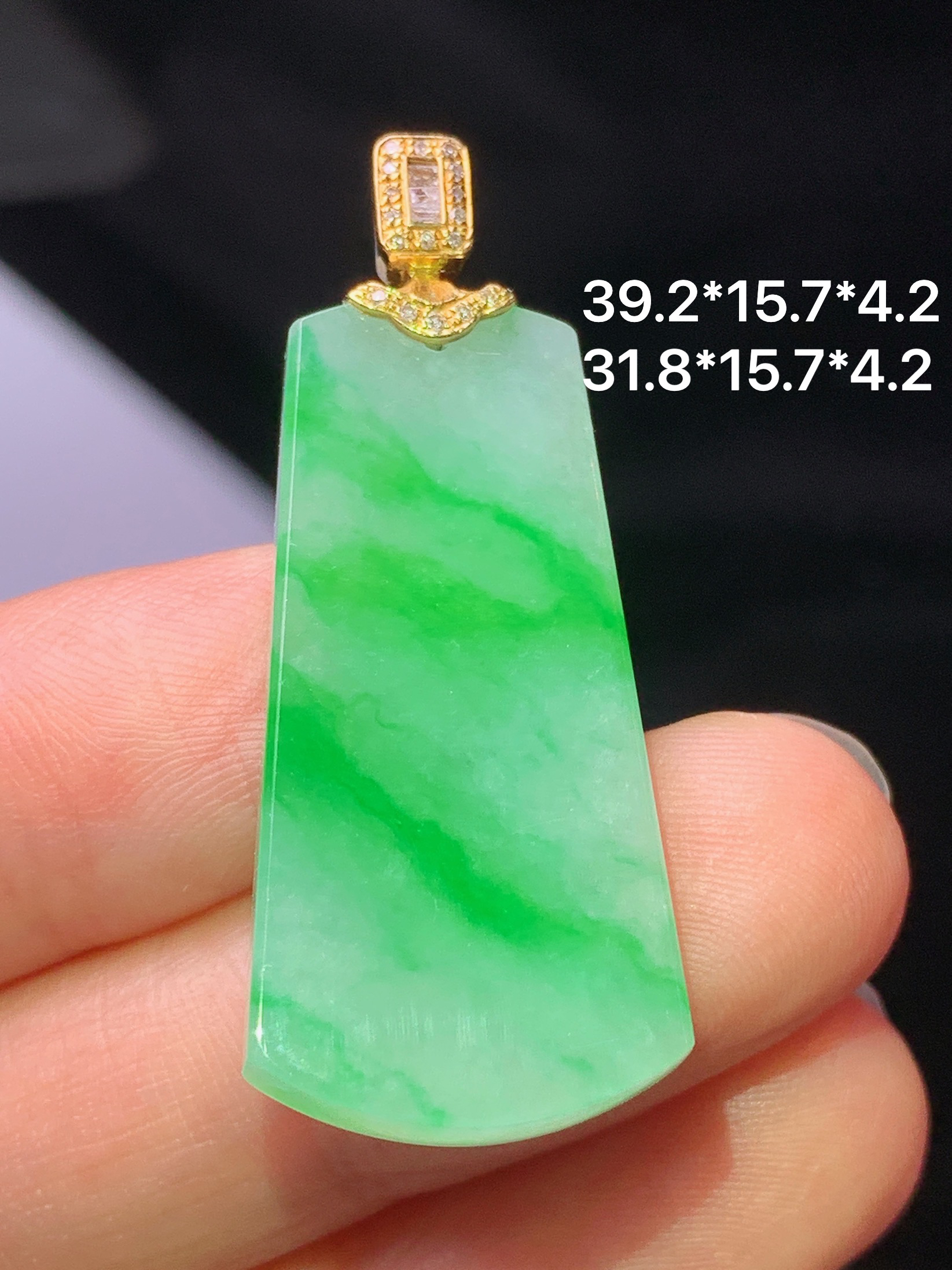 18k金钻镶嵌翠绿无事牌吊坠 玉质细腻 色泽艳丽清新 水润亮眼 整体尺寸39.2*15.7*4.2z1