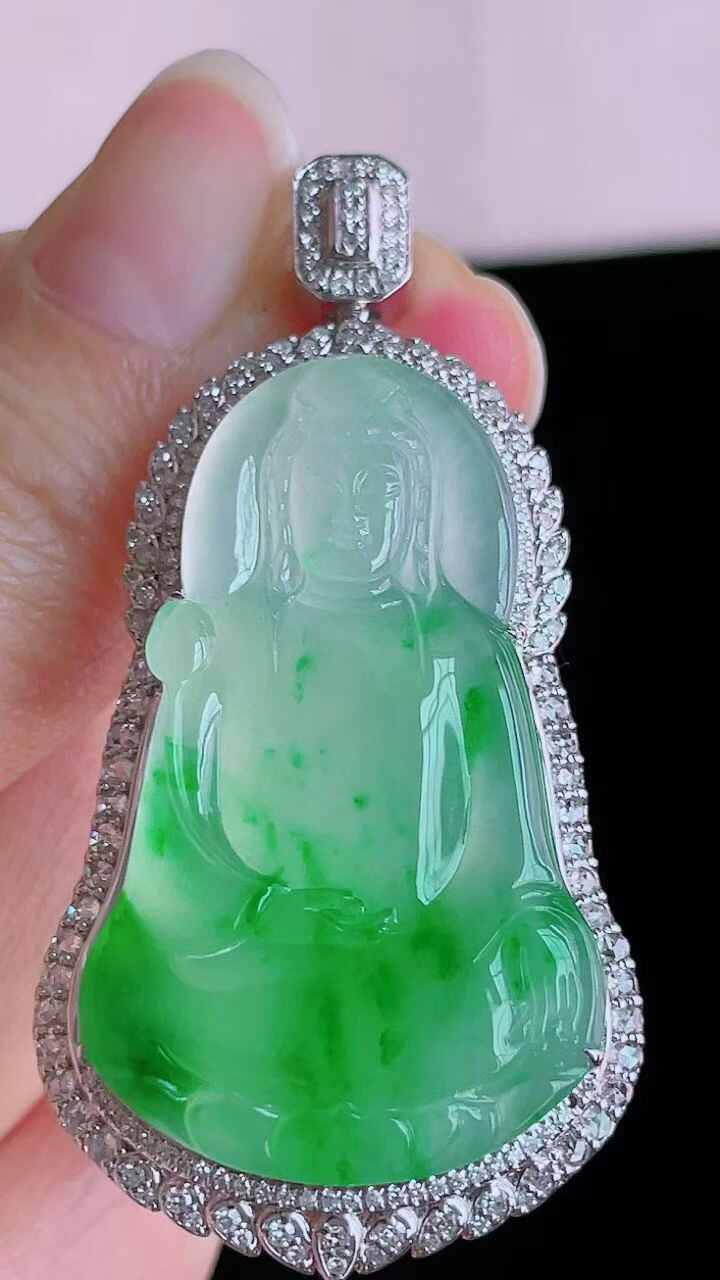 【翡翠名称】18K金豪华镶钻高冰阳绿观音吊坠
【翡翠尺寸】含金52.2/26.4/12.5mm
【翡