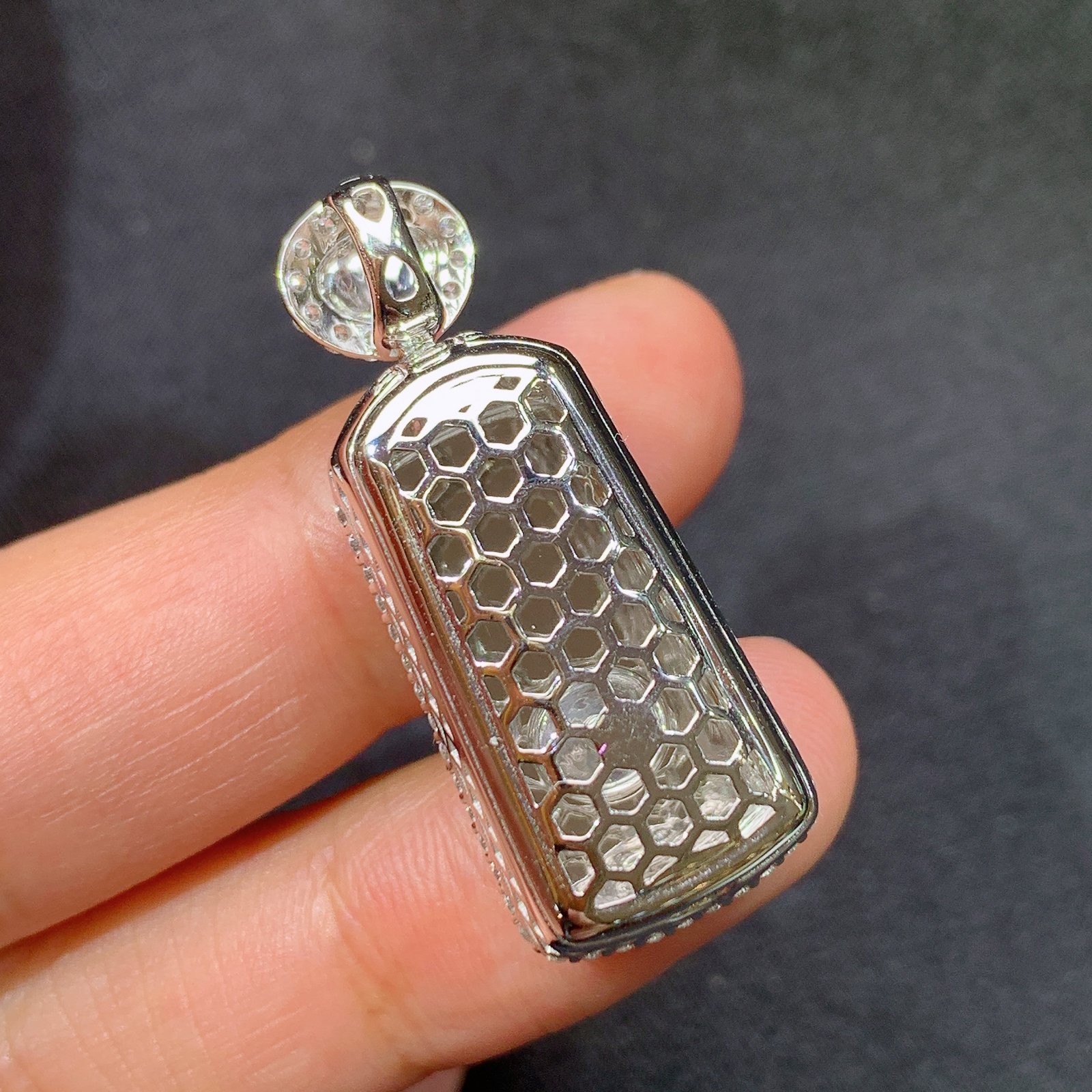 阳绿无事牌吊坠，18k金镶嵌，冰润色阳，种老水足，Ff 尺寸33.9*13.8*8.3