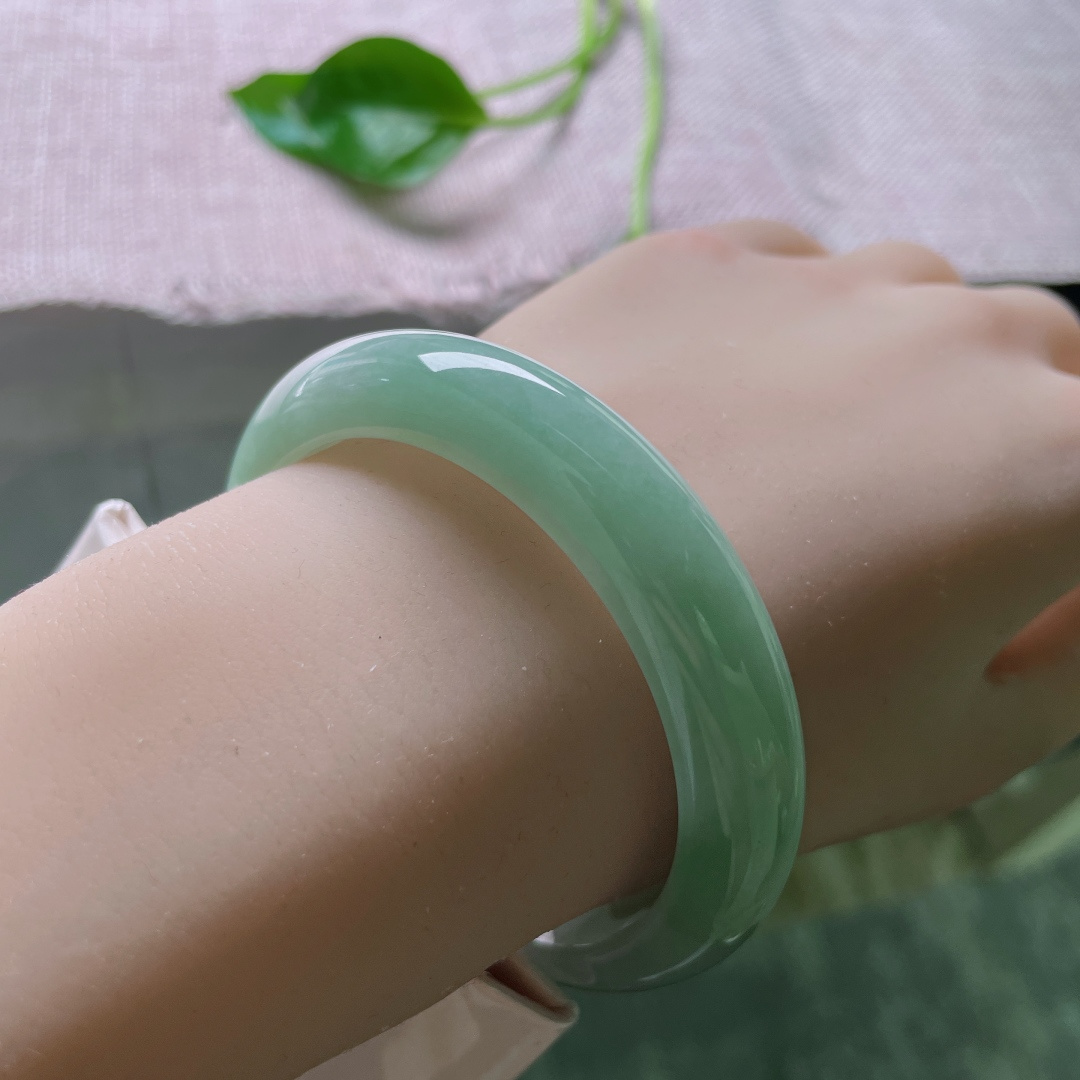 55/12.1/8.1绿底正圈，水润细腻，清雅，温柔大方，ss47981a