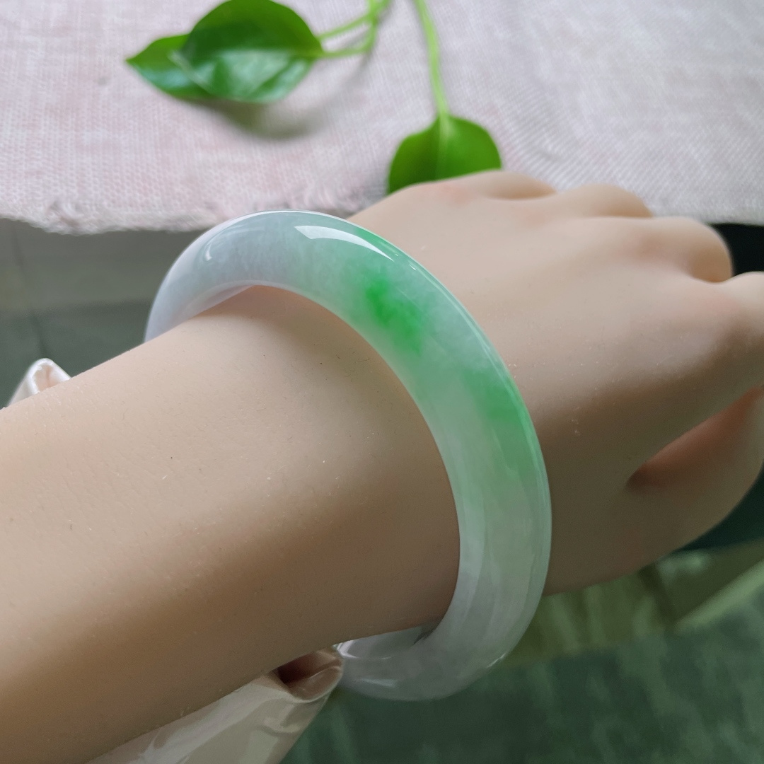 60/12.4/9.4飘绿正圈，水润细腻，翠色伊人，甜美，优雅大方，皮纹，ss49919a