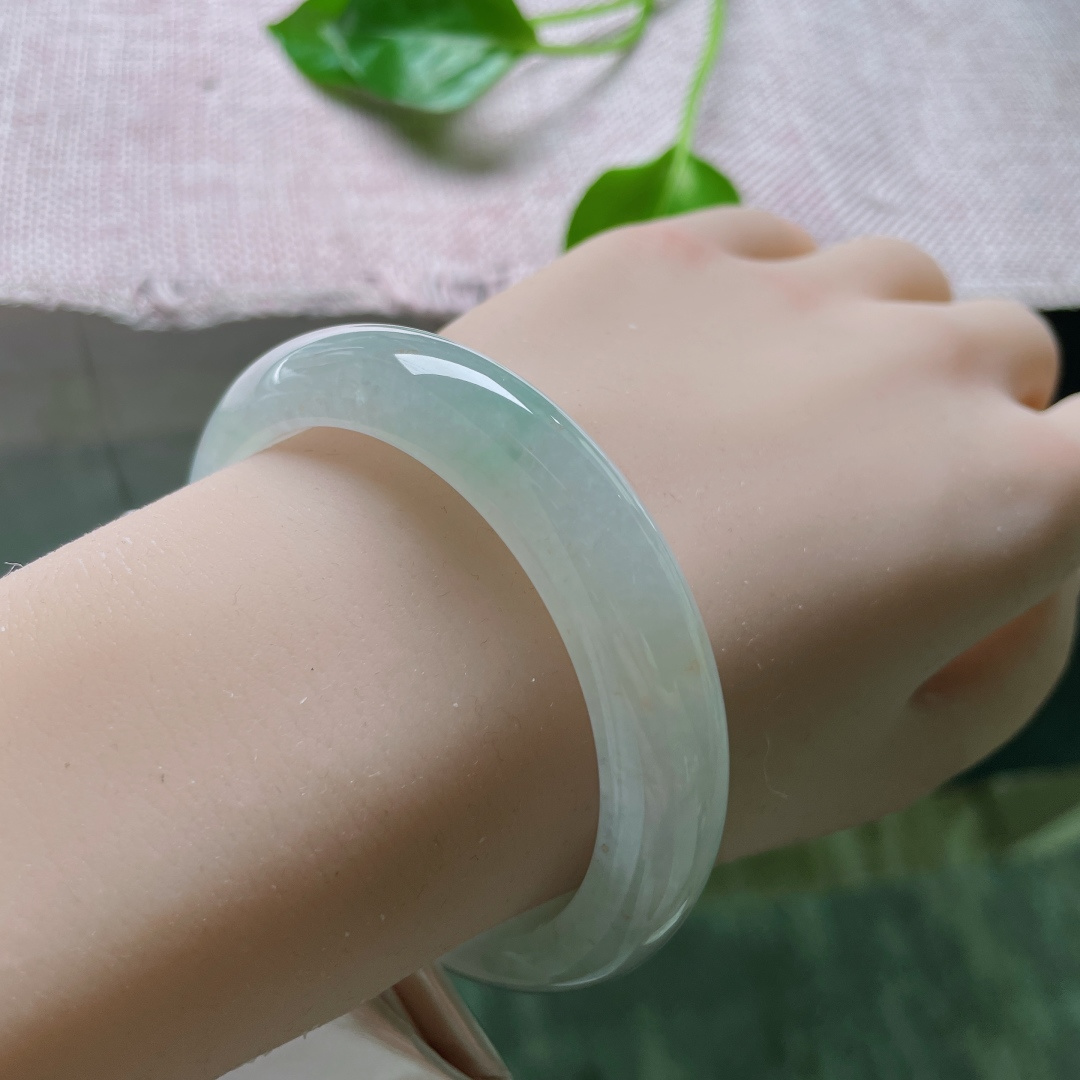 54.2/12.2/8.2，淡绿底正圈，种老，冰润底子如凝月华，洒金，ss50046a