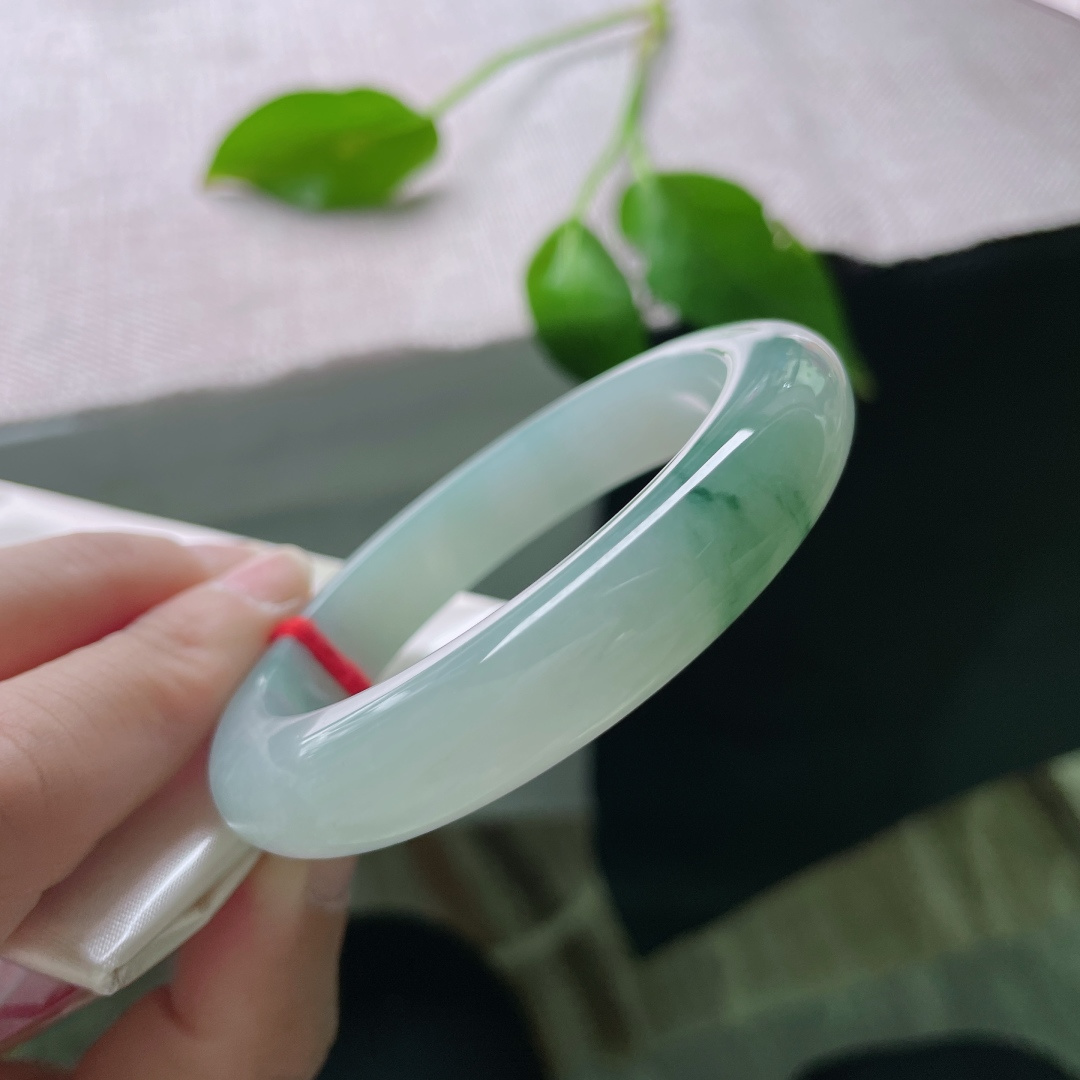 53.5/11.7/8.9，飘花正圈，水润细腻，种老，一抹飘花，清逸入玉，静雅自成风骨。，ss49753a