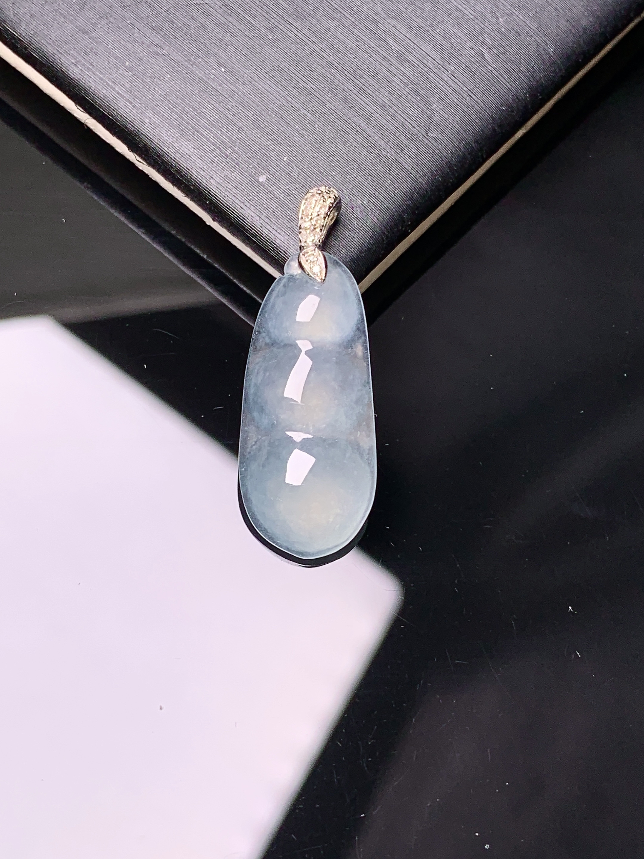 18k金钻镶嵌冰种四季豆吊坠 玉质细腻 色泽艳丽清新 水润亮眼 整体尺寸26.3*9.5*4.3z1