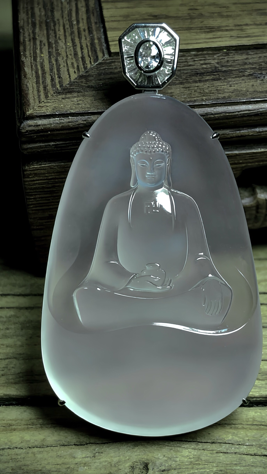 【药师如来佛】，
许群豪玉雕艺术作品，
裸石56.2-36.5-6.3mm，
整体67-36.8-9mm，36.12g，
18K金，南非钻，