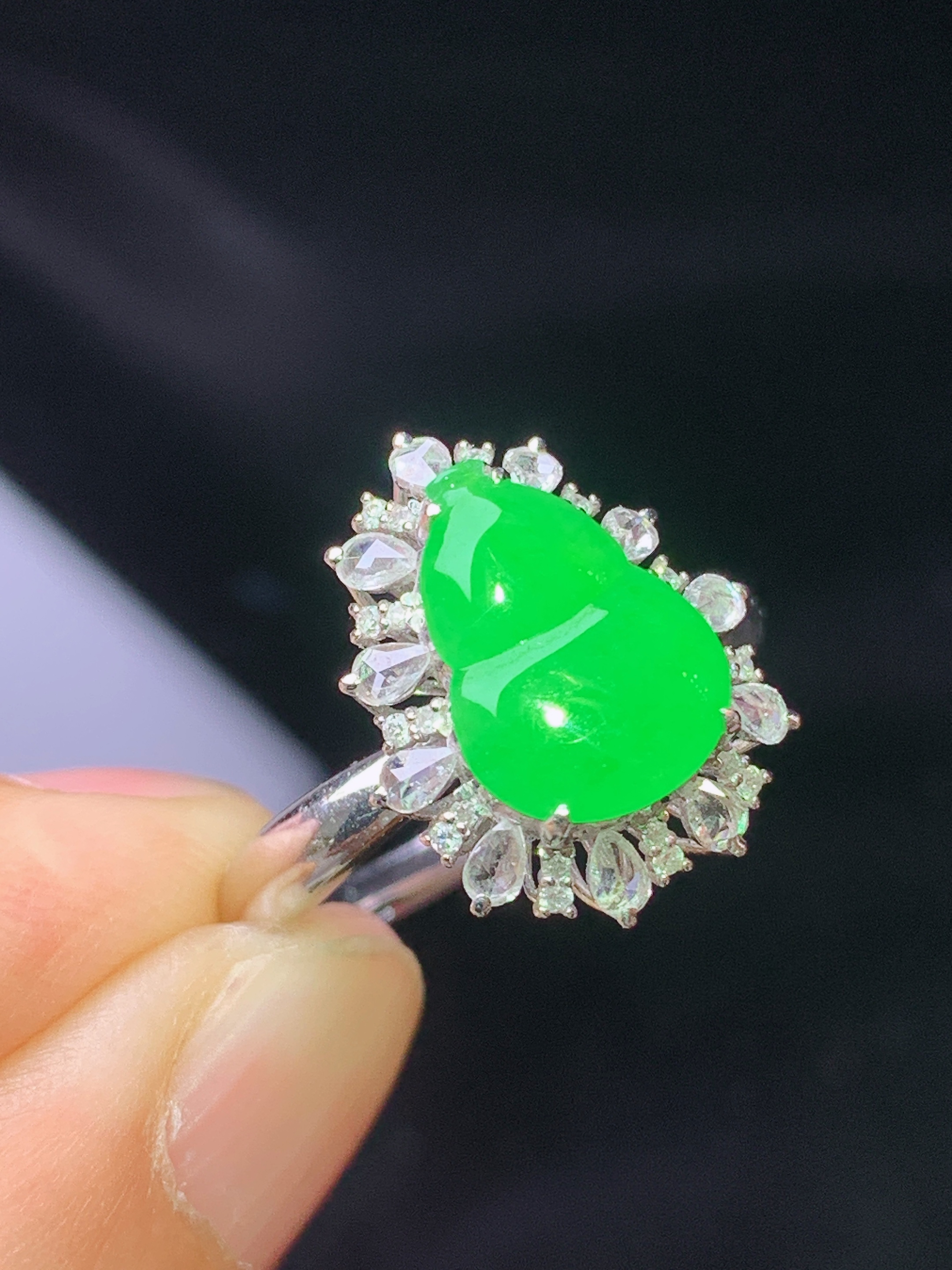 18k金钻镶嵌翠绿葫芦戒指 玉质细腻 色泽艳丽清新 水润亮眼 圈口16整体尺寸16*12.8*8.6