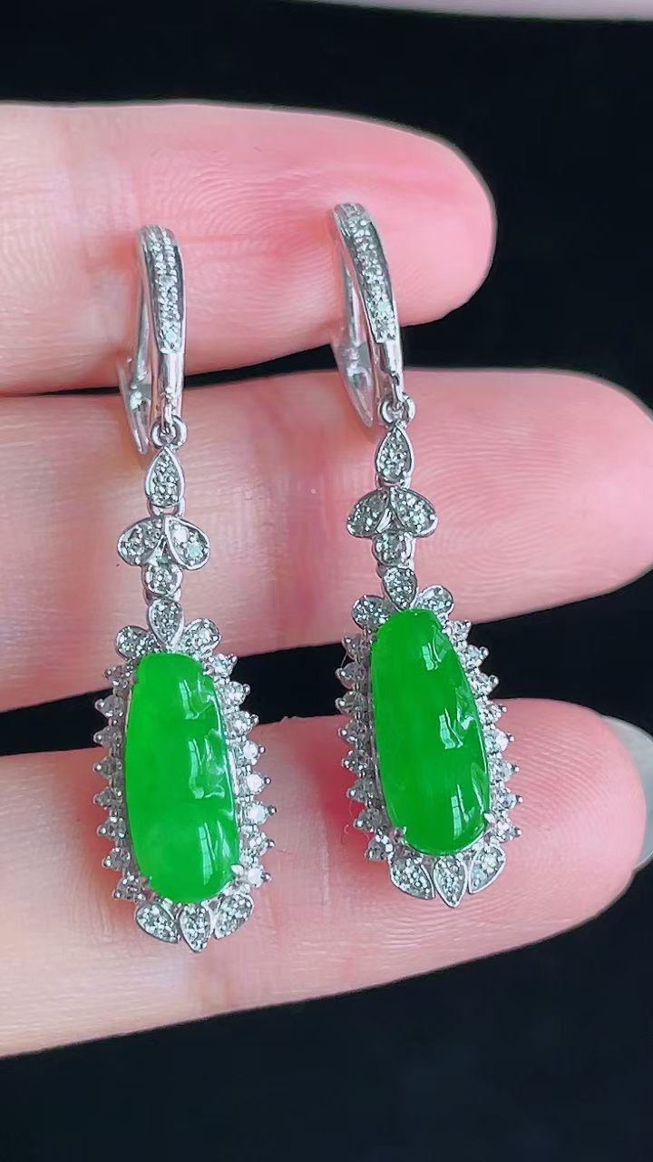 【翡翠名称】18K金豪华镶钻冰阳绿福豆耳坠
【翡翠尺寸】总尺寸38.3/8/6mm
【翡翠描述】宝贝