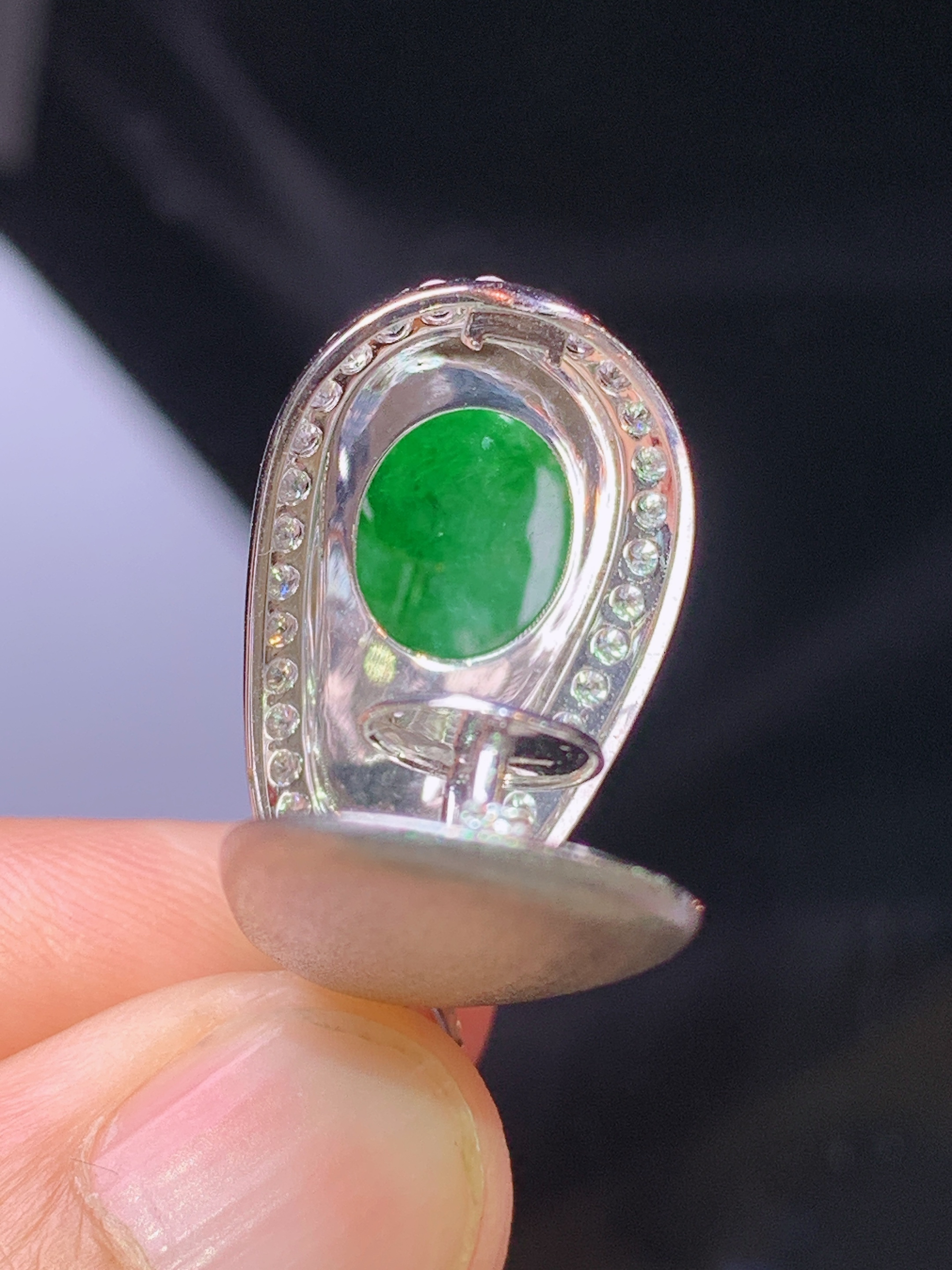 18k金钻镶嵌满绿四季豆吊坠 玉质细腻 色泽艳丽清新 水润亮眼 整体尺寸31.2*14.2*9.6m4