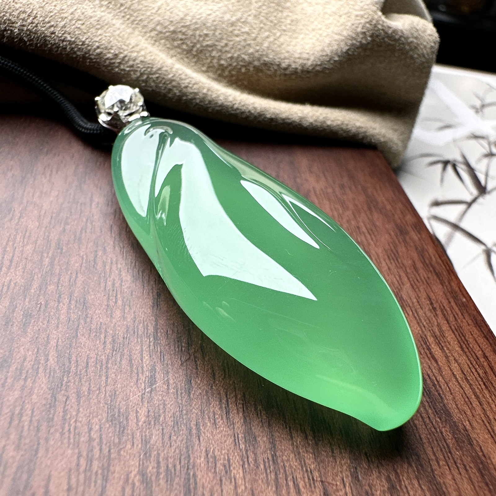 【冰种绿大福瓜吊坠】大师工，种水上乘，晶莹剔透，纯净通透，收藏品质，18k金钻镶嵌，裸石尺寸50.8*21.7*10.5毫米
