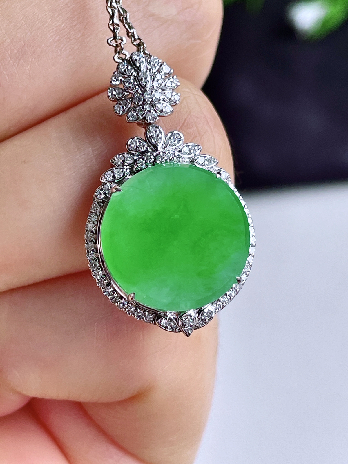 【镶嵌】冰阳绿圆牌无事牌吊坠  
【说明】18k金镶嵌 性价比高  
【整体】30-17.7-8.