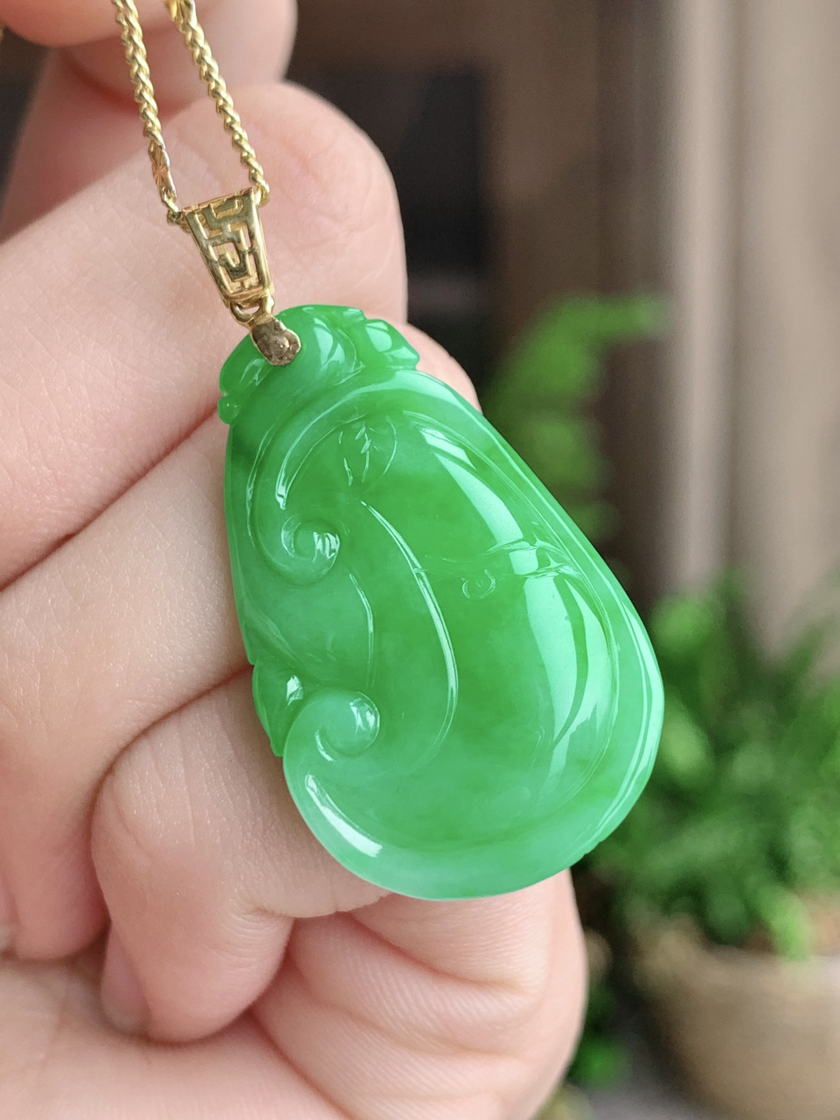 【镶嵌】冰阳绿如意吊坠  
【说明】缅料 18k金镶嵌 性价比高
【整体】39.5
【裸石】32-19.5-6.2