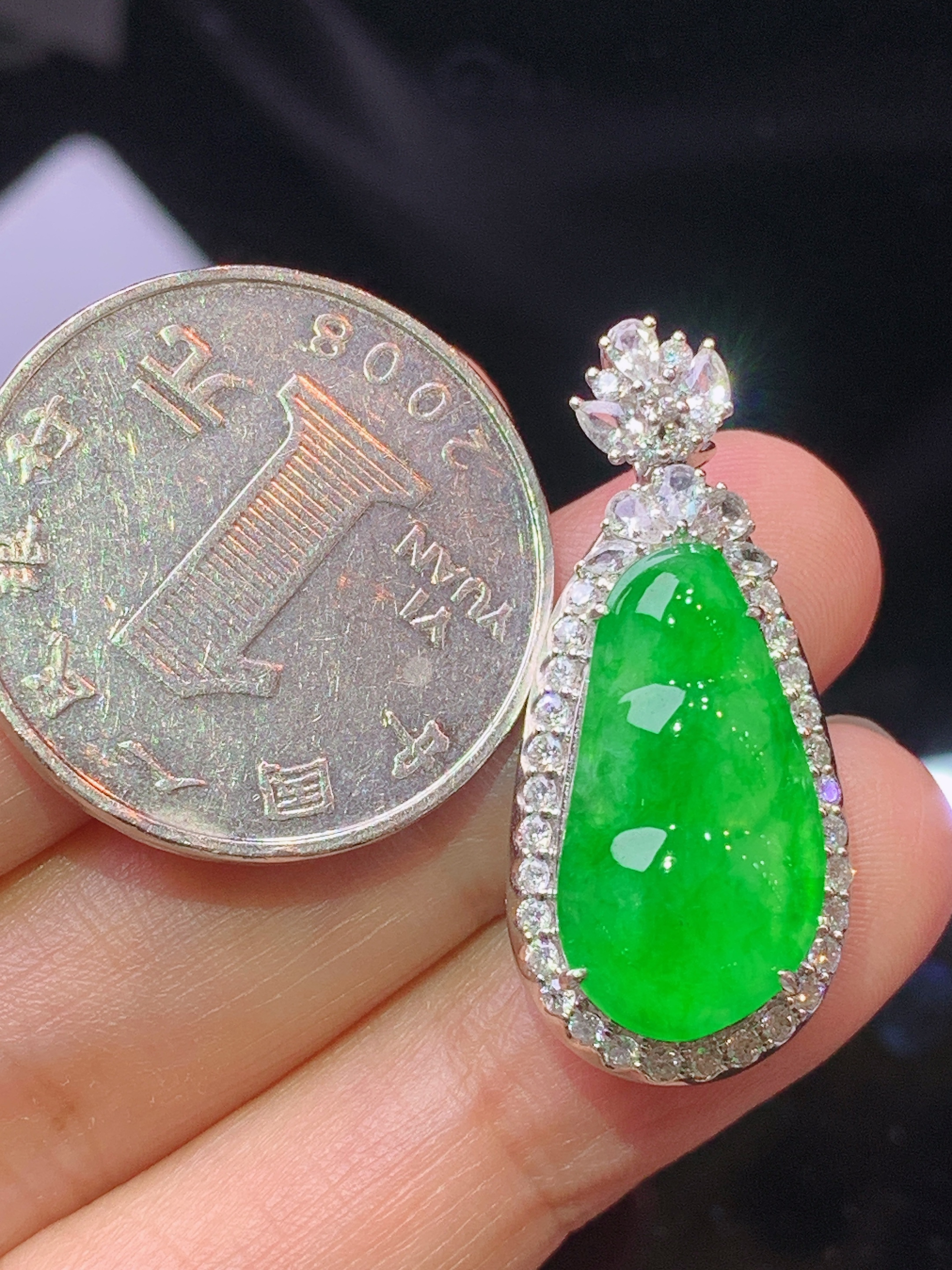 18k金钻镶嵌满绿四季豆吊坠 玉质细腻 色泽艳丽清新 水润亮眼 整体尺寸31.2*14.2*9.6m4