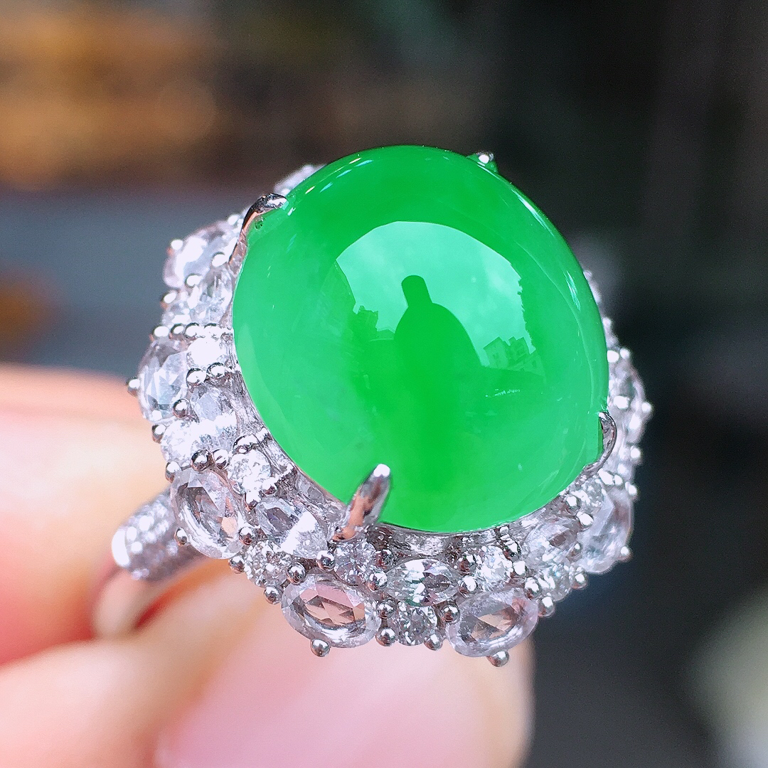 阳绿蛋面戒指，色泽均匀艳丽，玉质细腻，荧光感超
强，饱满圆润，尽显优雅气质，18k
金豪华镶嵌