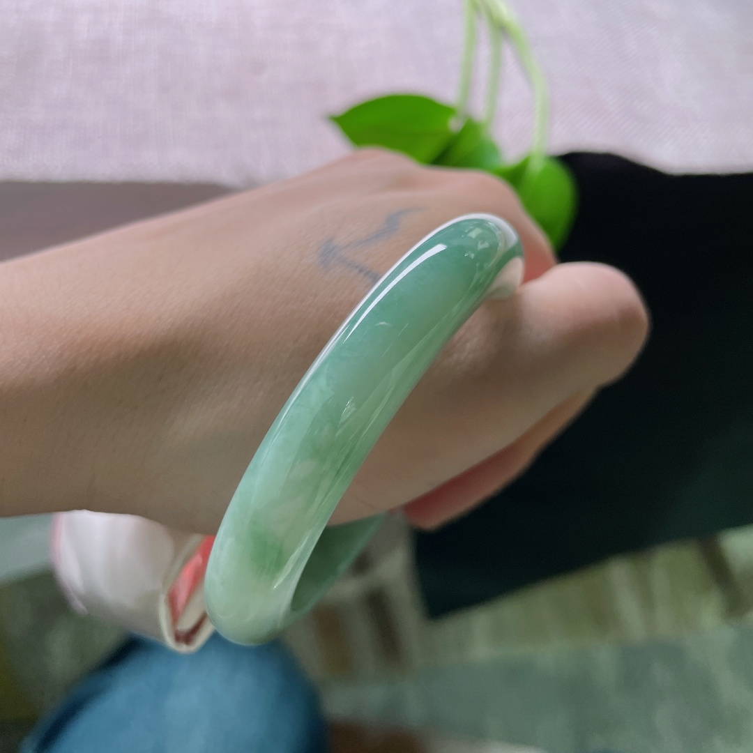 53.3/10.5/8。湖水绿正圈，条形秀气，似一潭静谧湖水，绿得干净又治愈，ss49027a