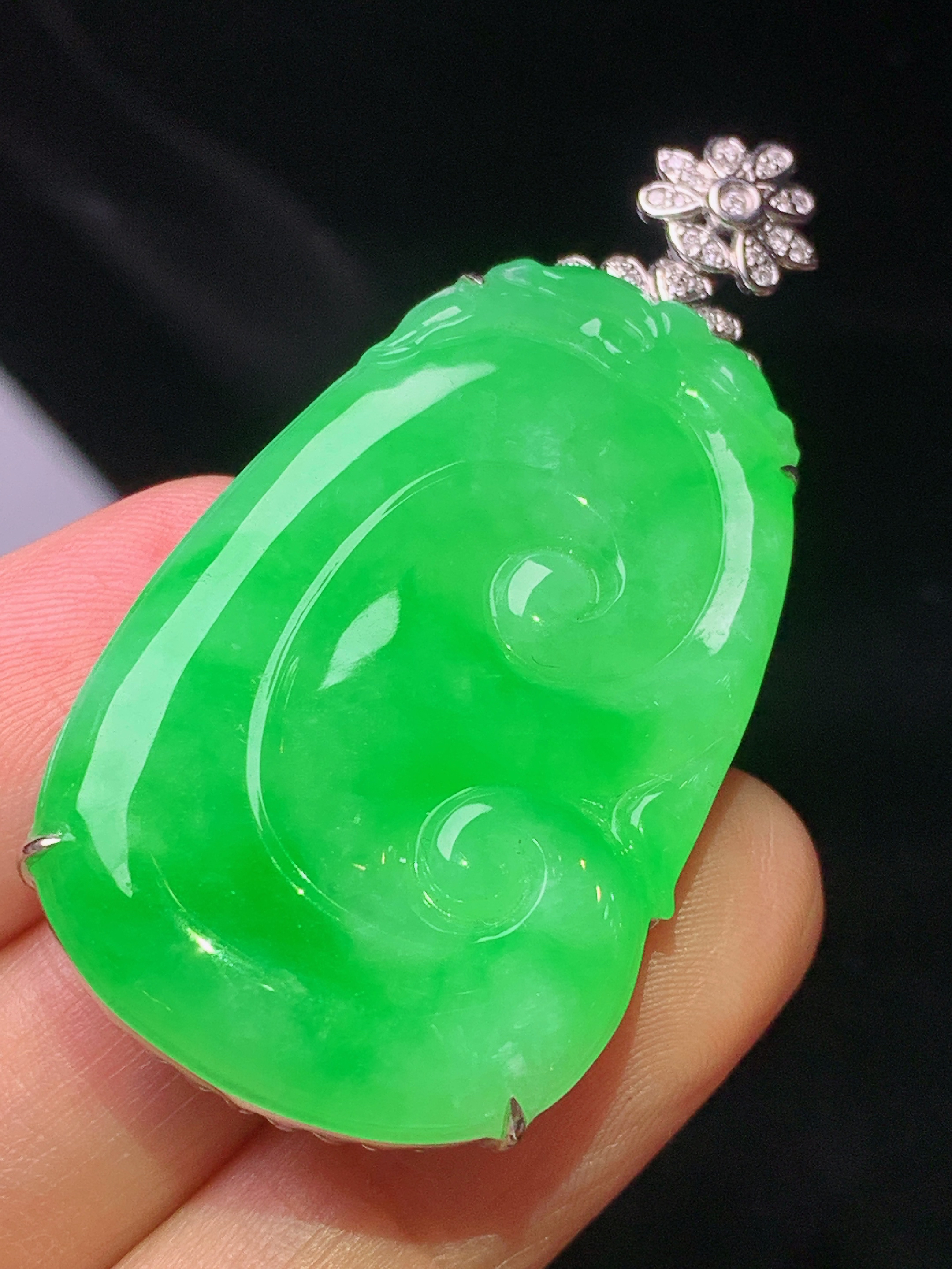 18k金钻镶嵌翠绿如意吊坠 玉质细腻 色泽艳丽清新 水润亮眼 整体尺寸51*25.2*7j3