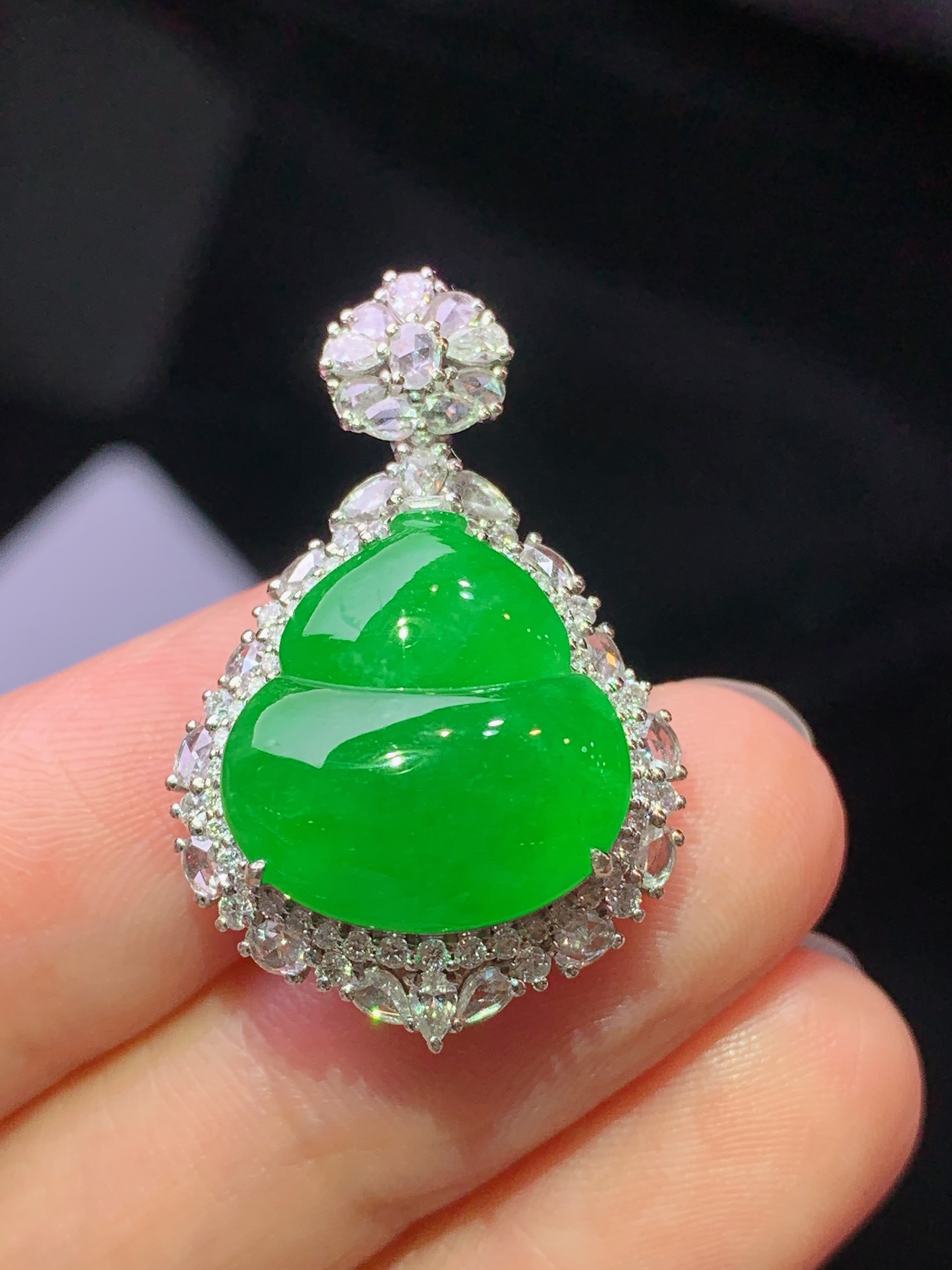 18k金钻镶嵌满绿葫芦吊坠 玉质细腻 色泽艳丽清新 水润亮眼 整体尺寸29.6*19.3*12.2