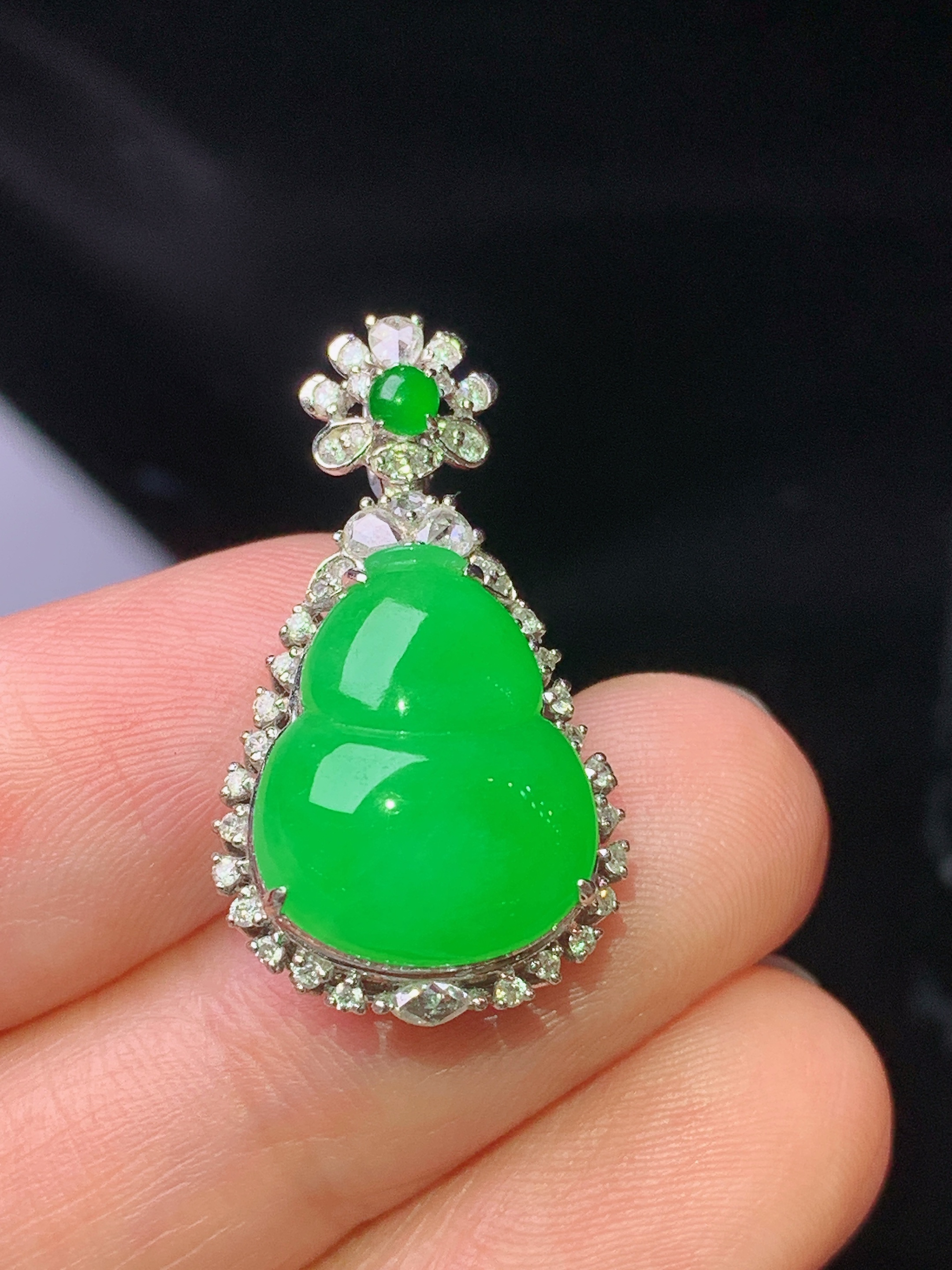 18k金钻镶嵌满绿葫芦吊坠 玉质细腻 色泽艳丽清新 水润亮眼 整体尺寸26.3*14.8*10.2j3