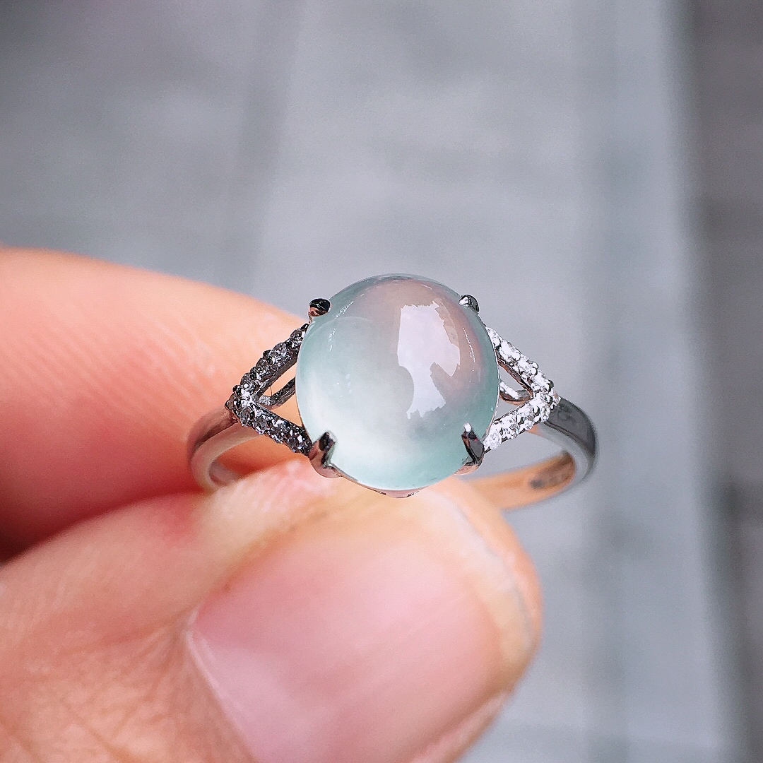 玻璃种蛋面戒指，玉质细腻，荧光感超
强，饱满圆润，尽显优雅气质，18k
金豪华镶嵌