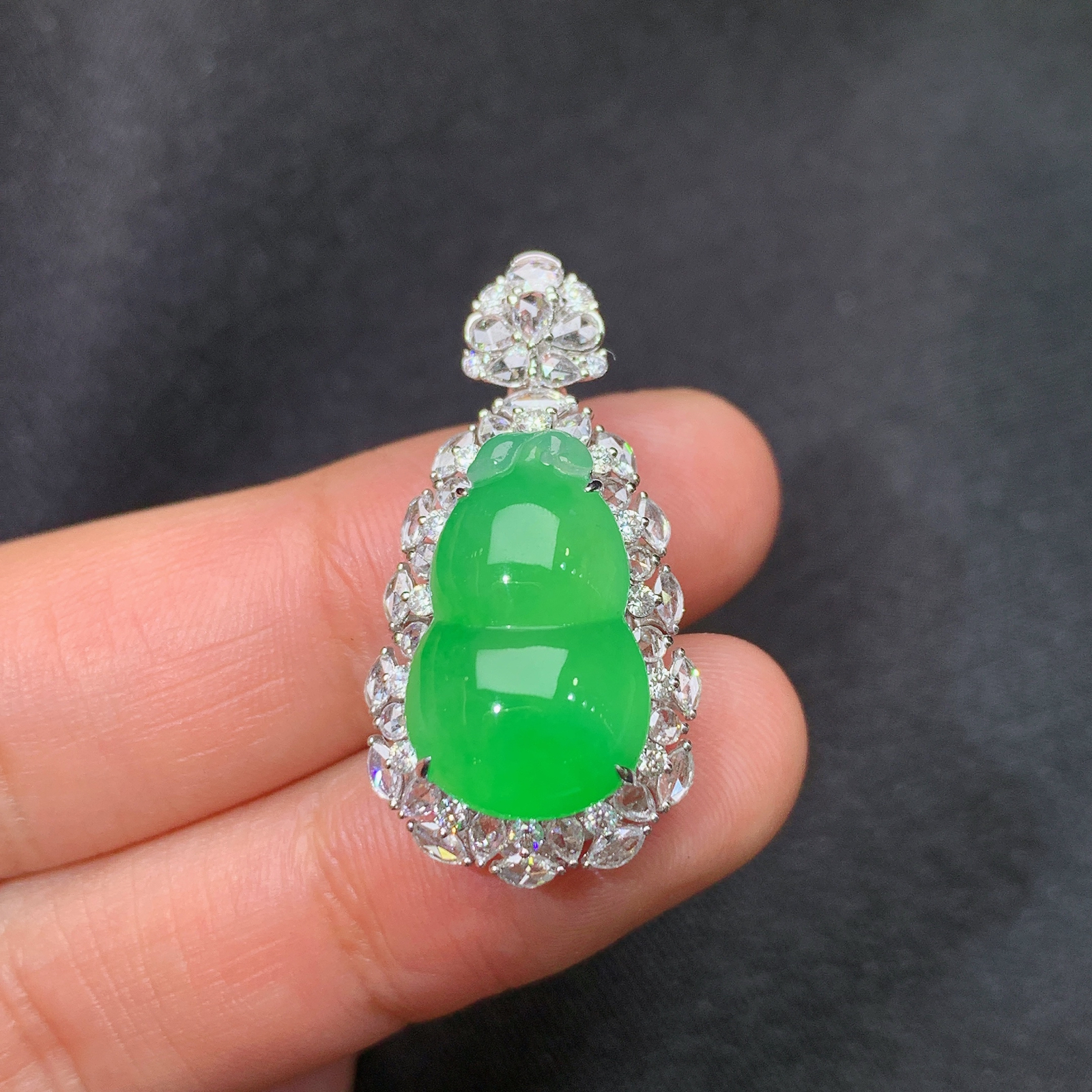 冰阳绿葫芦吊坠，18k金镶嵌，冰润色阳，玉质细腻，种水足，F2 尺寸29.1*15*11.3