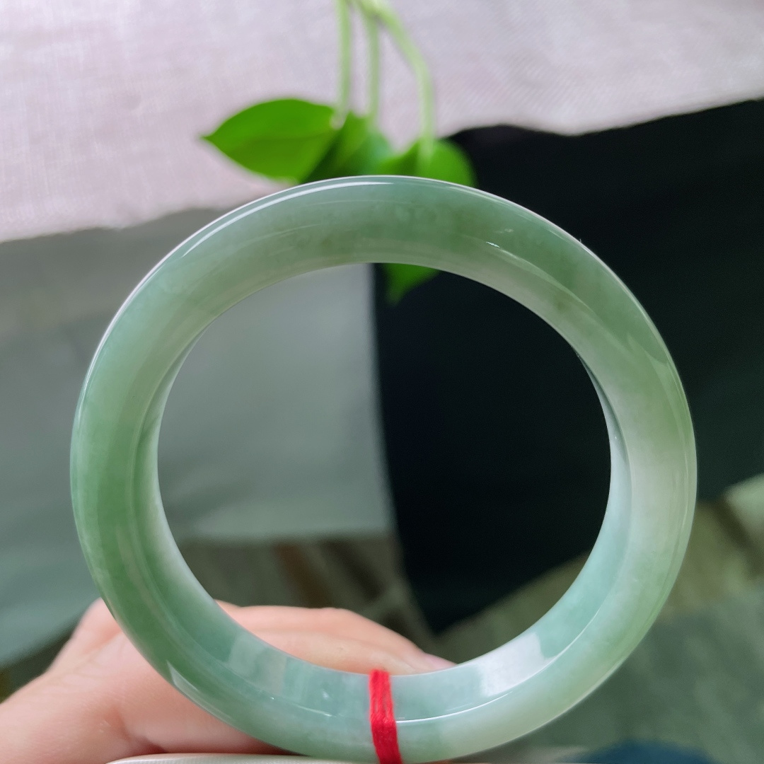 53.3/10.5/8。湖水绿正圈，条形秀气，似一潭静谧湖水，绿得干净又治愈，ss49027a