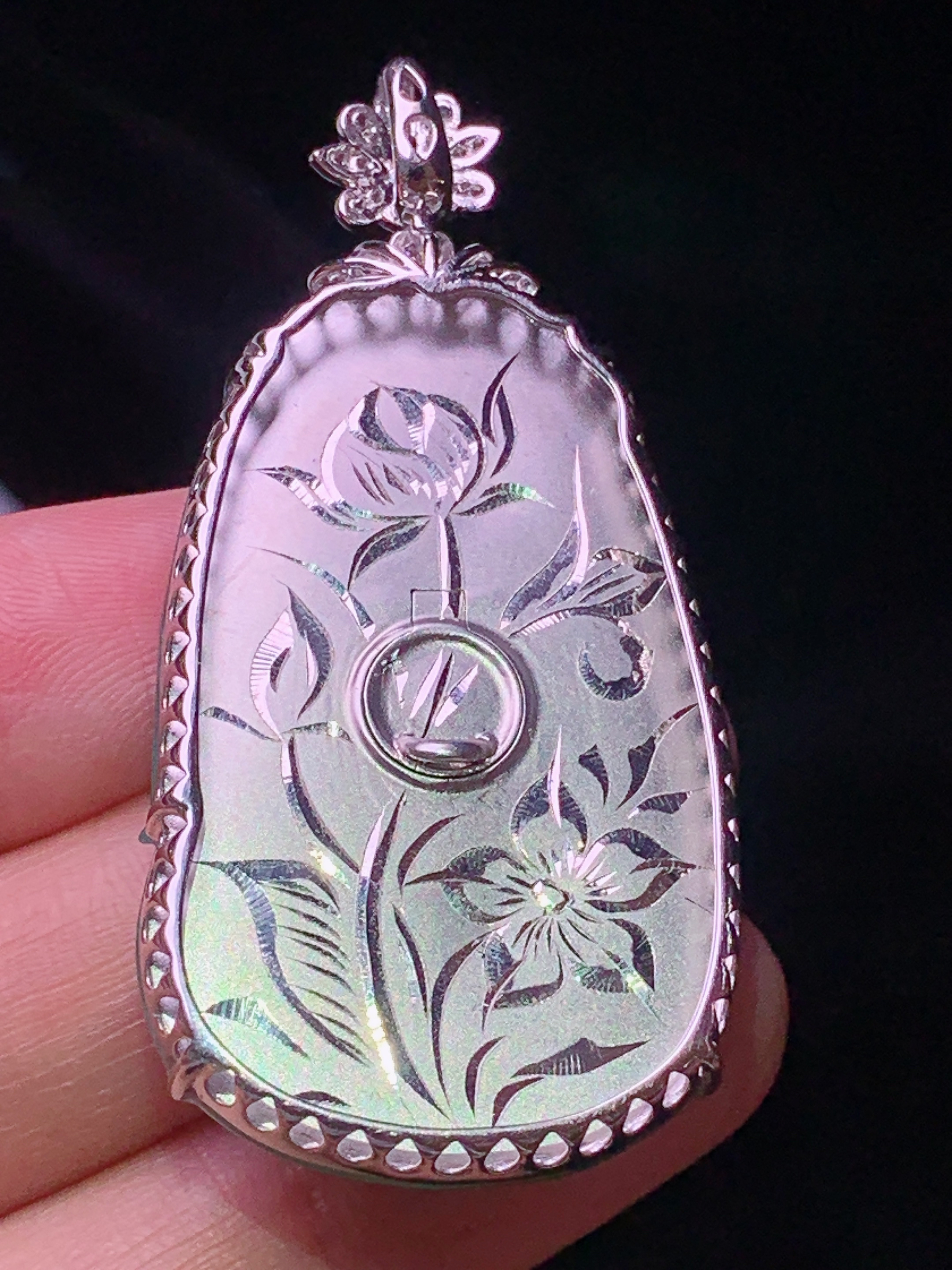 18k金钻镶嵌翠绿如意吊坠 玉质细腻 色泽艳丽清新 水润亮眼 整体尺寸51*25.2*7j3