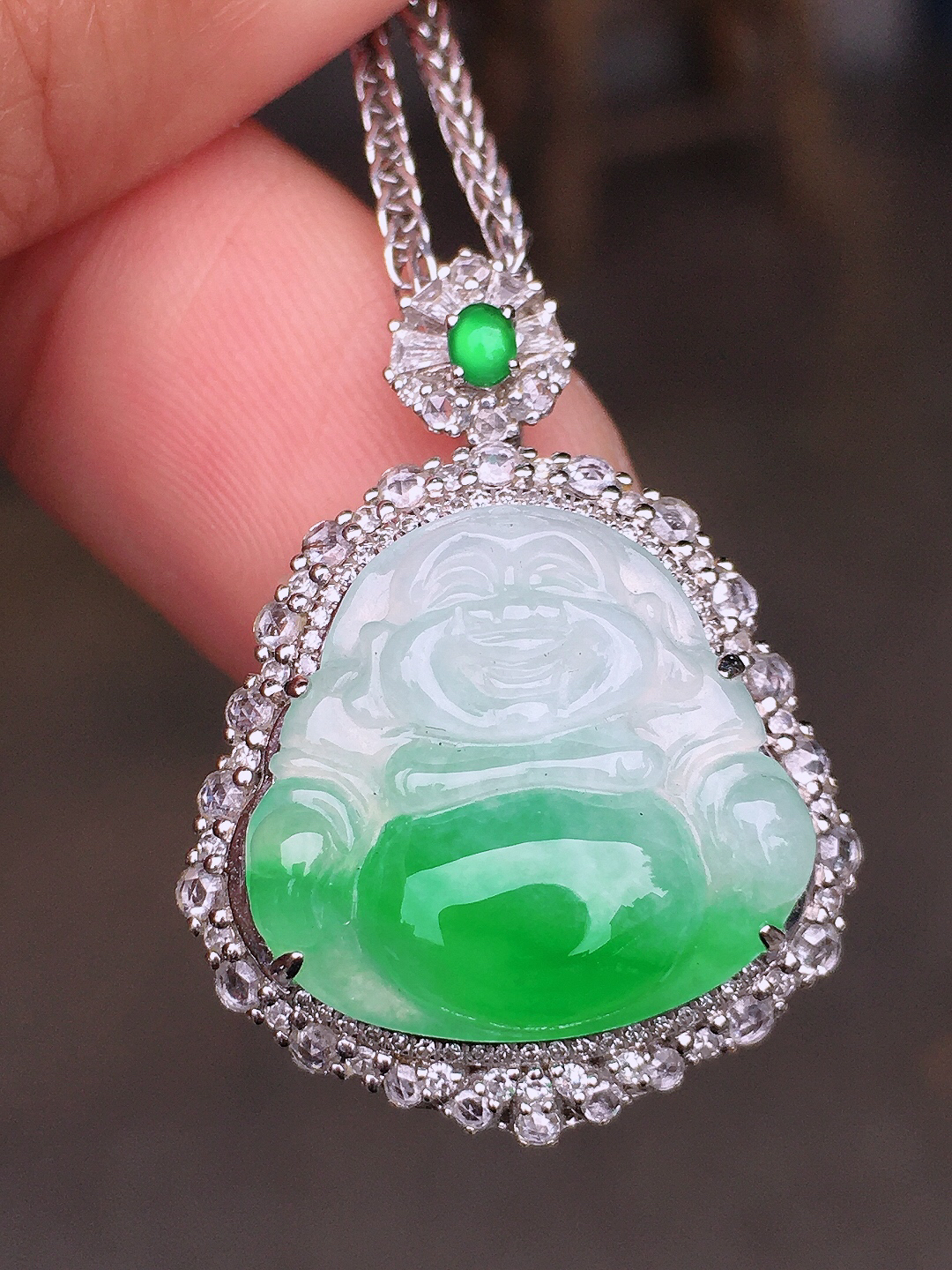 飘绿佛公吊坠，色泽艳丽，玉质细腻，荧光感超
强，饱满圆润，尽显优雅气质，18k
金豪华镶嵌