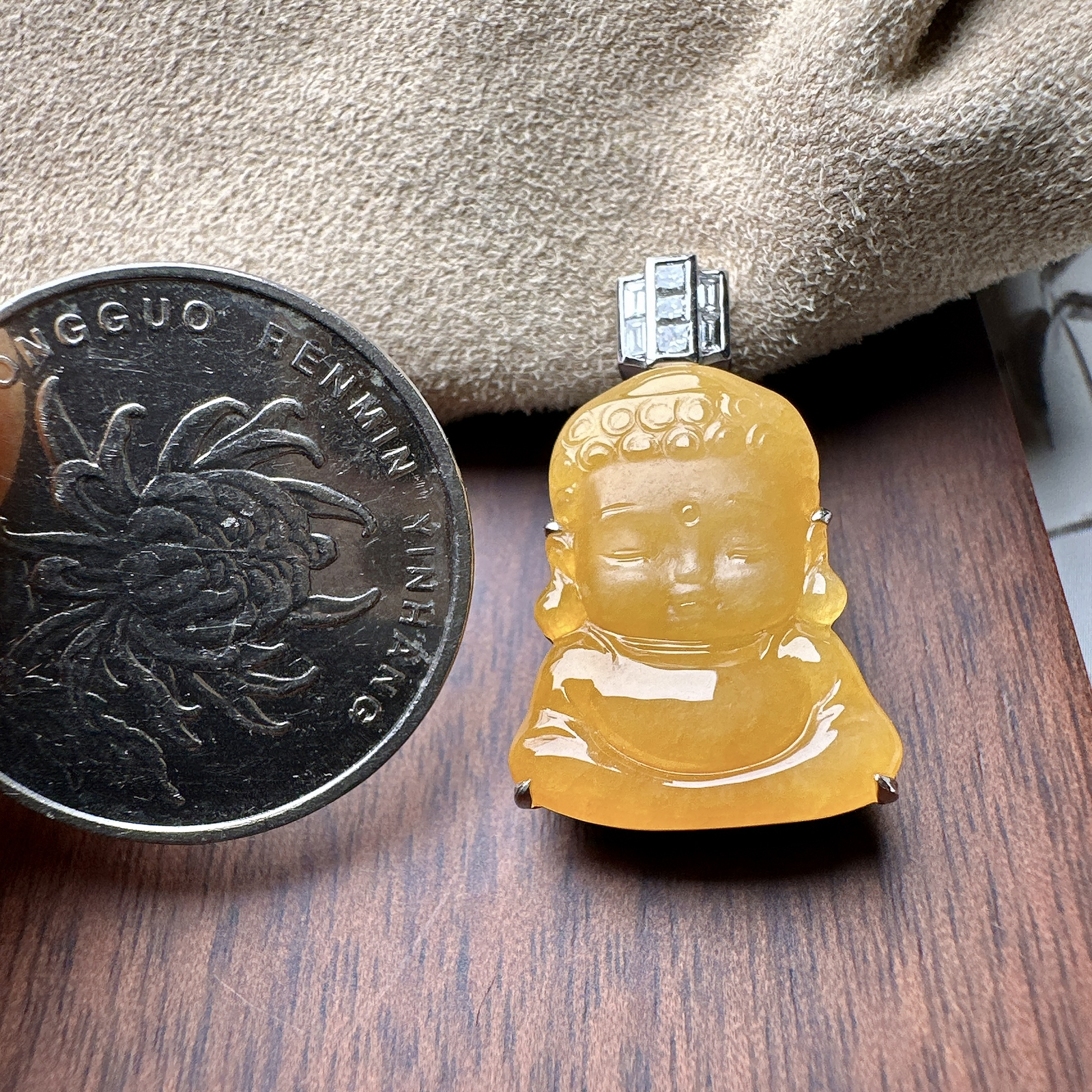 【冰种黄翡宝宝佛】冰感十足，通透感好，质地细腻冰润，通体起荧光。18k金钻镶嵌，裸石尺寸21*16.6*4毫米