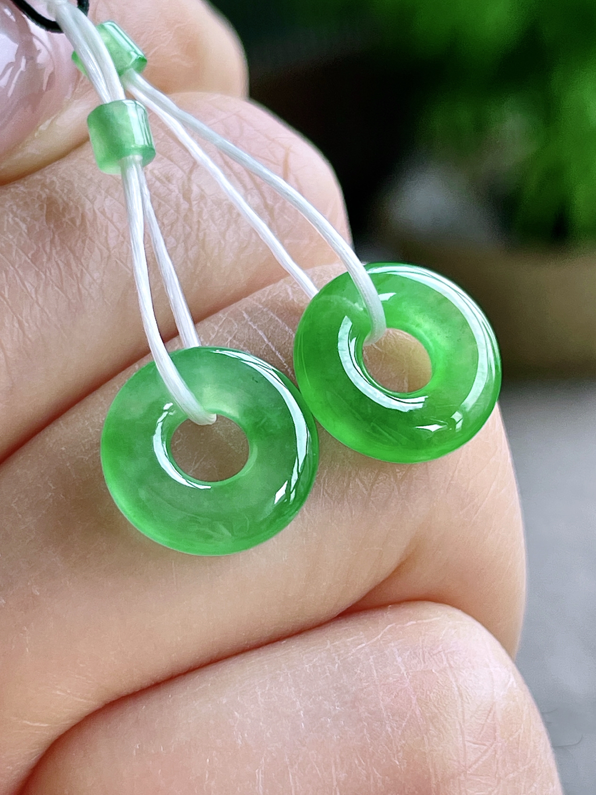 【裸石】高冰甜阳绿甜甜圈一对
【说明】缅料 性价比高  
【尺寸】11.4-2.9