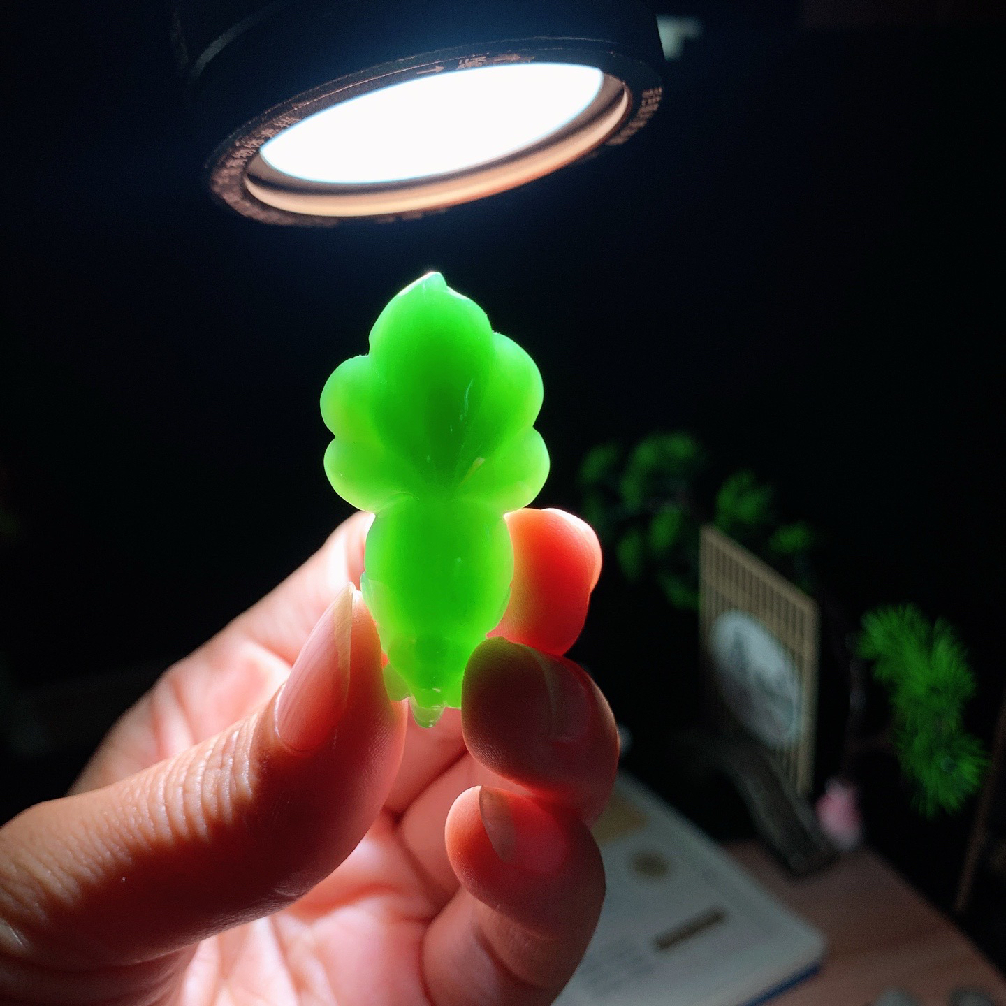 和田玉阳绿俄罗斯碧玉金玉满堂金鱼挂件 尺寸43/21/10重11克 玉质细腻油润 底色纯净 脂粉好，品质好。lt260402