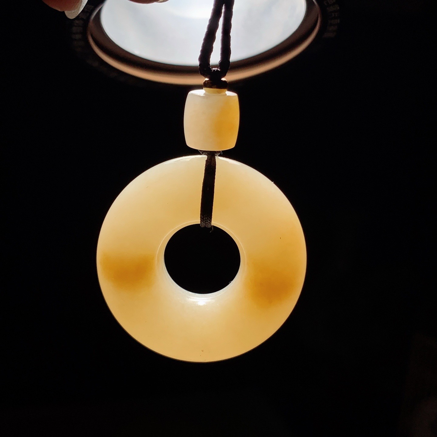 新疆和田玉白玉且末糖平安环怀古挂件 尺寸34/10重22克 玉质细腻油润 底色纯净 脂粉好，品质好。lt260402