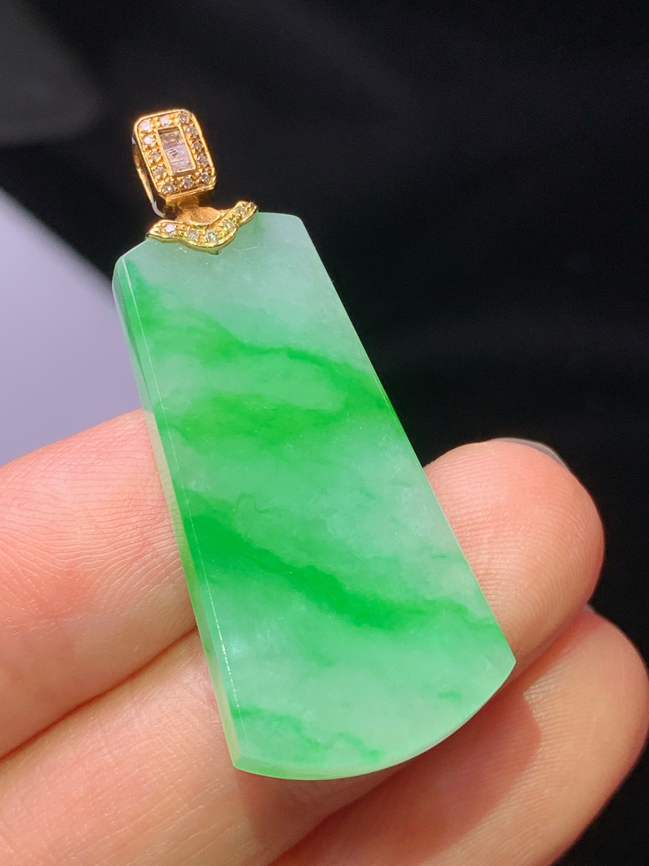 18k金钻镶嵌翠绿无事牌吊坠 玉质细腻 色泽艳丽清新 水润亮眼 整体尺寸39.2*15.7*4.2z