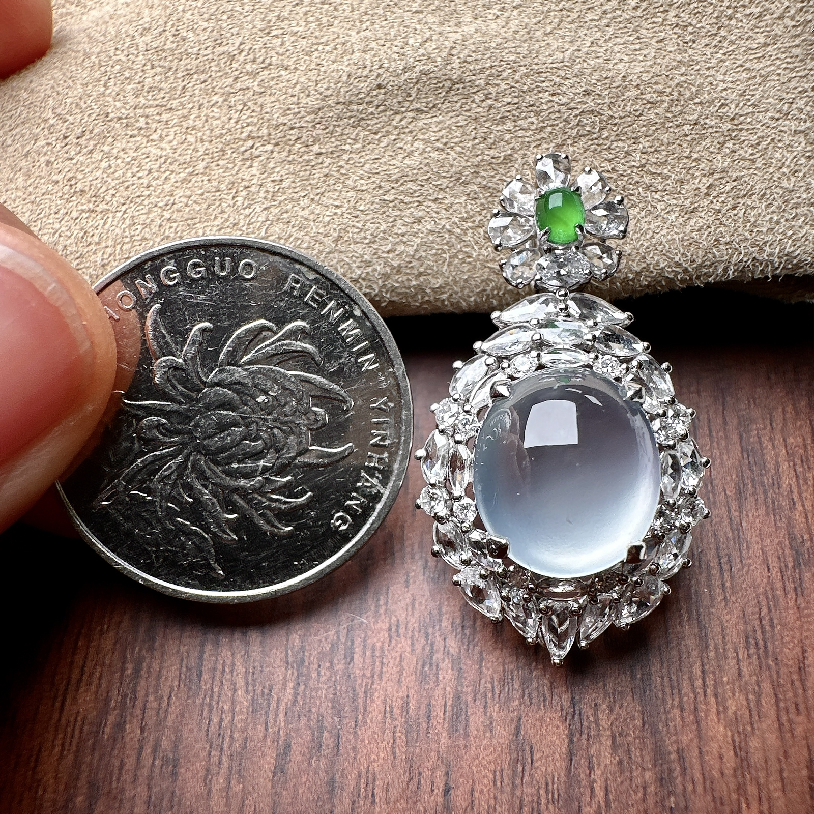 【玻璃蛋面吊坠】质地细腻清爽，玻璃色泽，荧光感强烈，18K金钻镶嵌，裸石尺寸12.5*11.1*6.7毫米