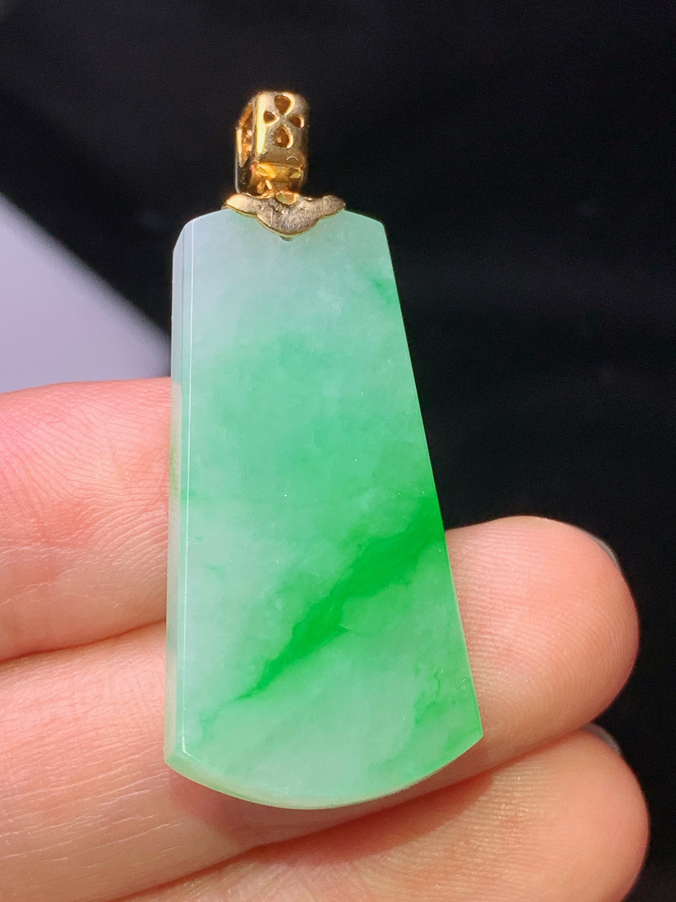 18k金钻镶嵌翠绿无事牌吊坠 玉质细腻 色泽艳丽清新 水润亮眼 整体尺寸39.2*15.7*4.2z1