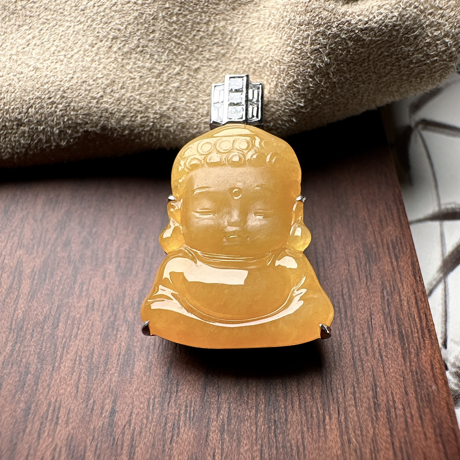 【冰种黄翡宝宝佛】冰感十足，通透感好，质地细腻冰润，通体起荧光。18k金钻镶嵌，裸石尺寸21*16.