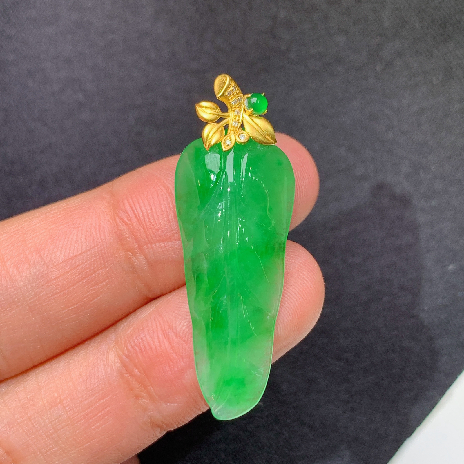 冰阳绿树叶吊坠，18k金镶嵌，冰润色阳，玉质细腻，种水足，Hao 尺寸35.6*12.7*5.3