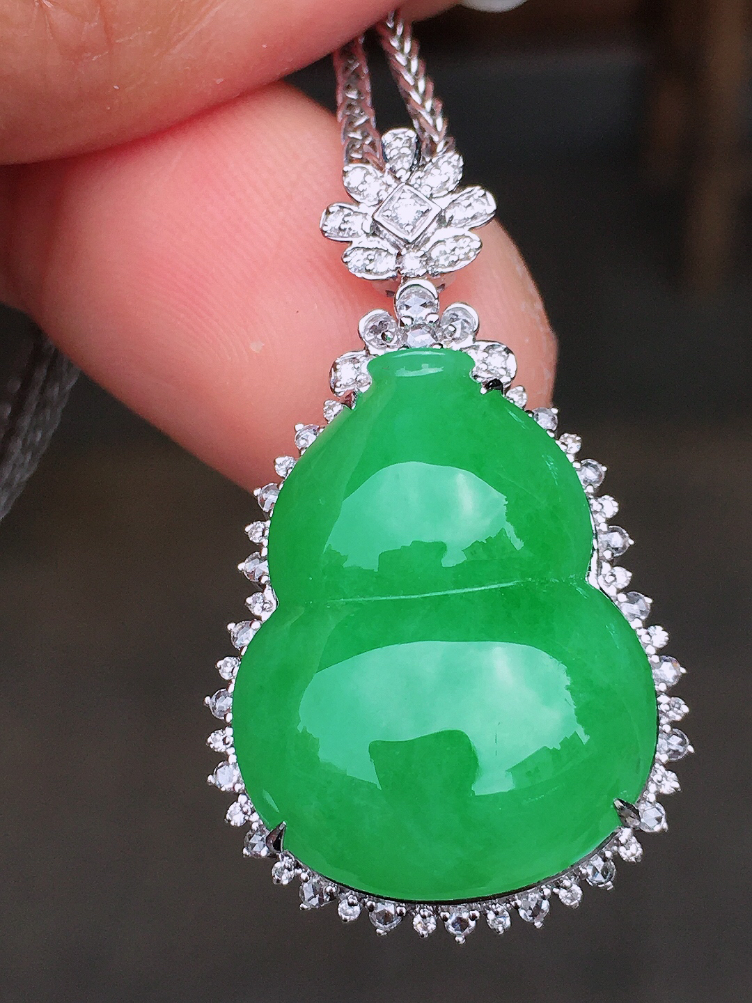 阳绿葫芦吊坠，色泽均匀艳丽，玉质细腻，荧光感超
强，饱满圆润，尽显优雅气质，18k
金豪华镶嵌