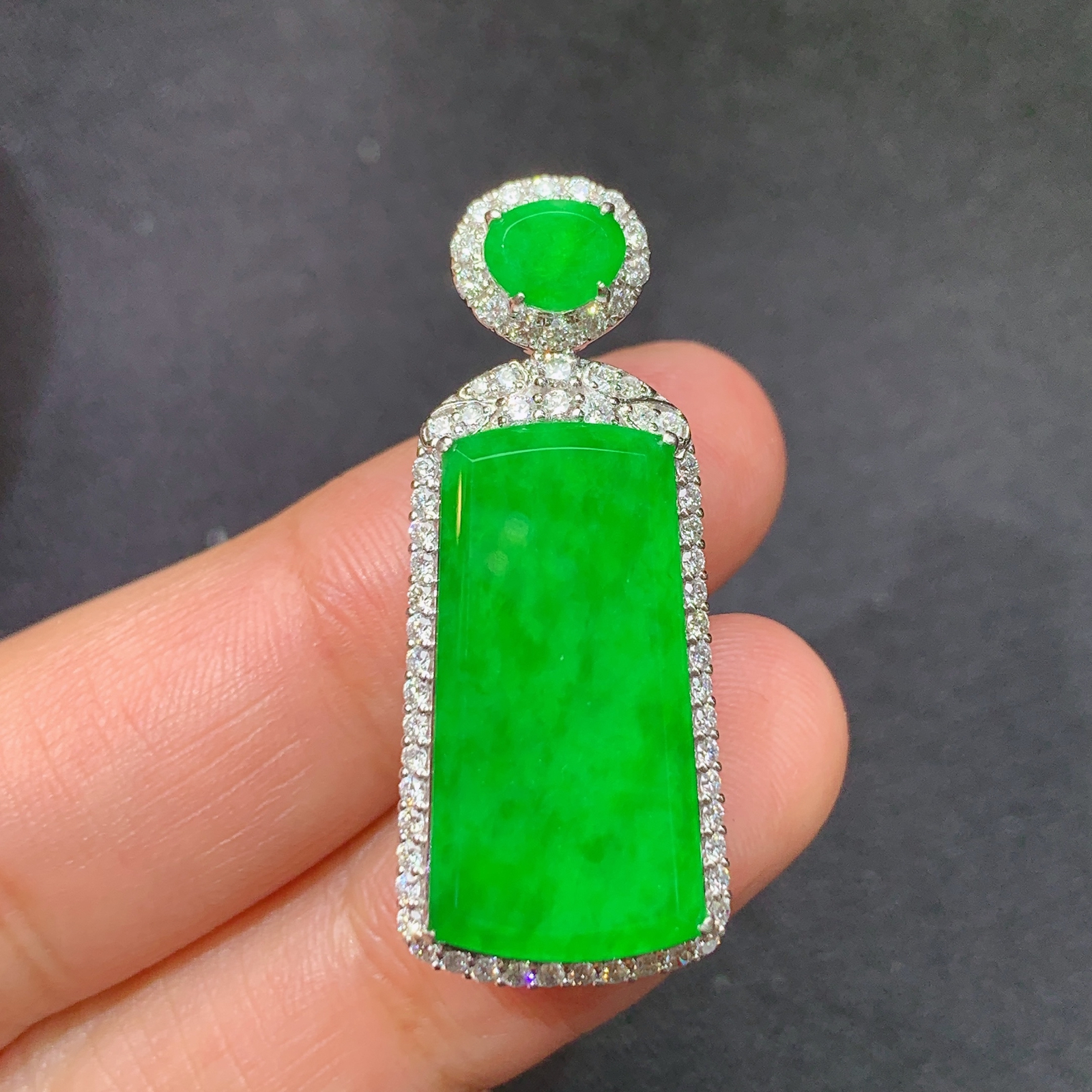 阳绿无事牌吊坠，18k金镶嵌，冰润色阳，种老水足，Ff 尺寸33.9*13.8*8.3