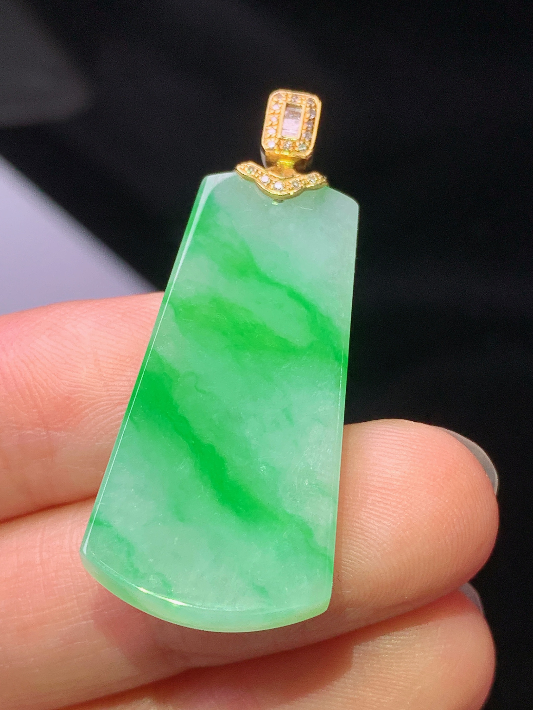 18k金钻镶嵌翠绿无事牌吊坠 玉质细腻 色泽艳丽清新 水润亮眼 整体尺寸39.2*15.7*4.2z1
