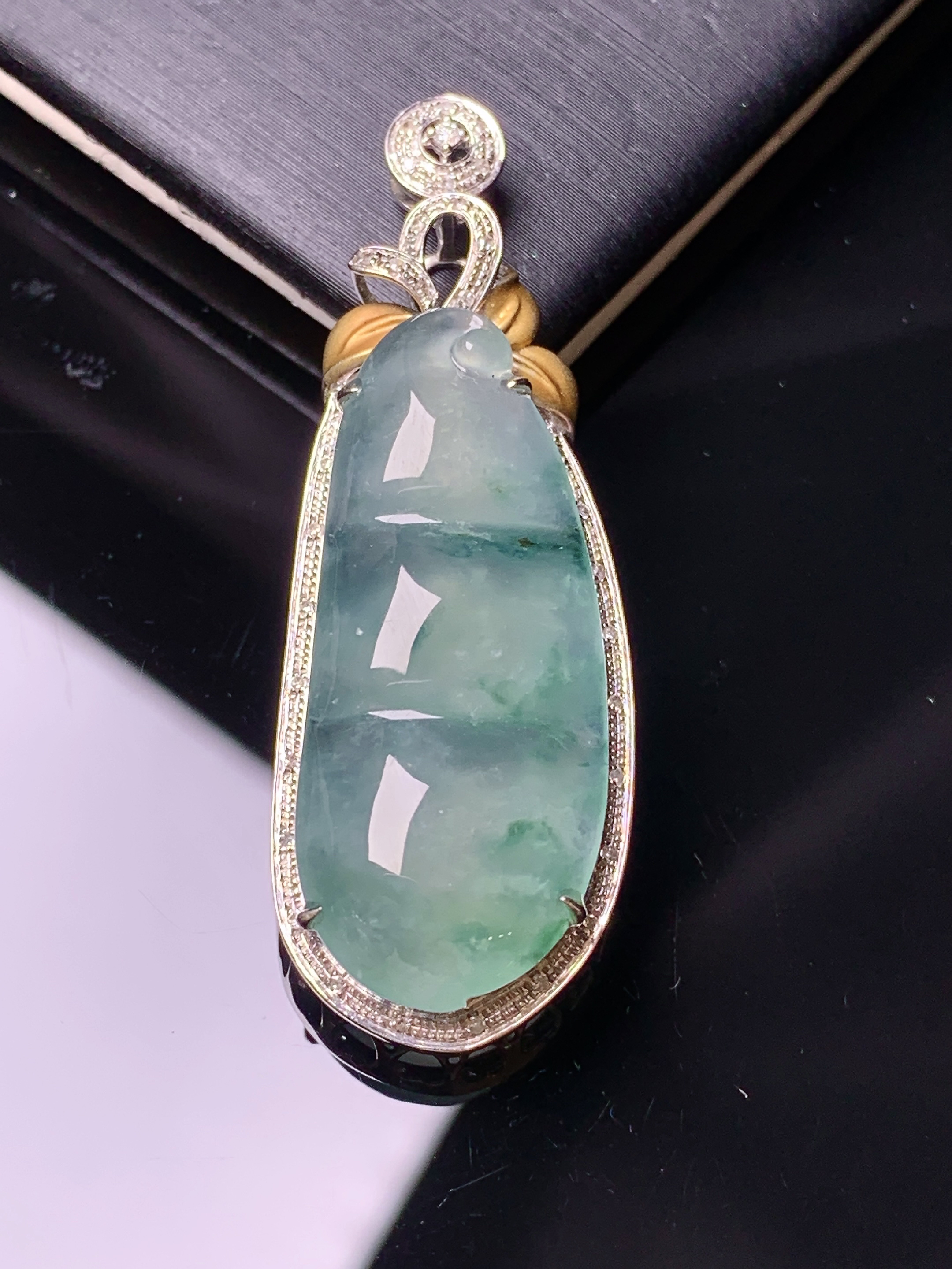 18k金钻镶嵌飘绿四季豆吊坠 玉质细腻 色泽艳丽清新 水润亮眼 整体尺寸43.6*15.5*8.2x