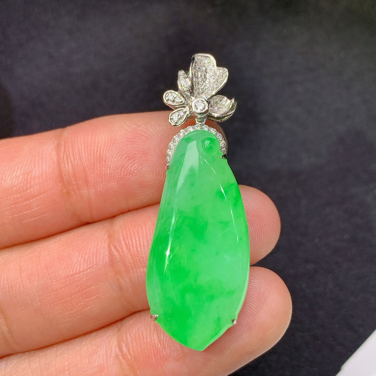 冰阳绿福瓜吊坠，18k金镶嵌，冰润色阳，玉质细腻，种水足，Zha 尺寸39.3*13.4*6.3