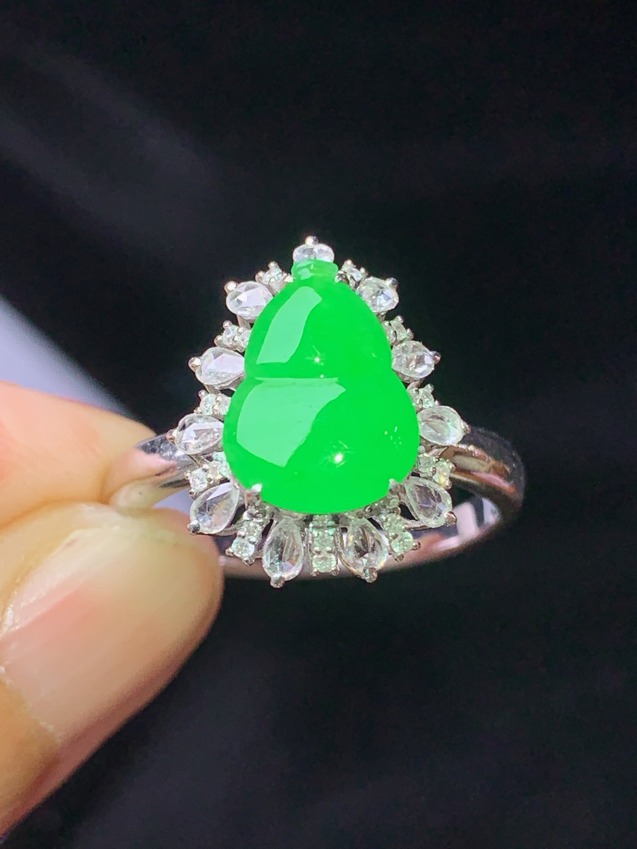 18k金钻镶嵌翠绿葫芦戒指 玉质细腻 色泽艳丽清新 水润亮眼 圈口16整体尺寸16*12.8*8.6