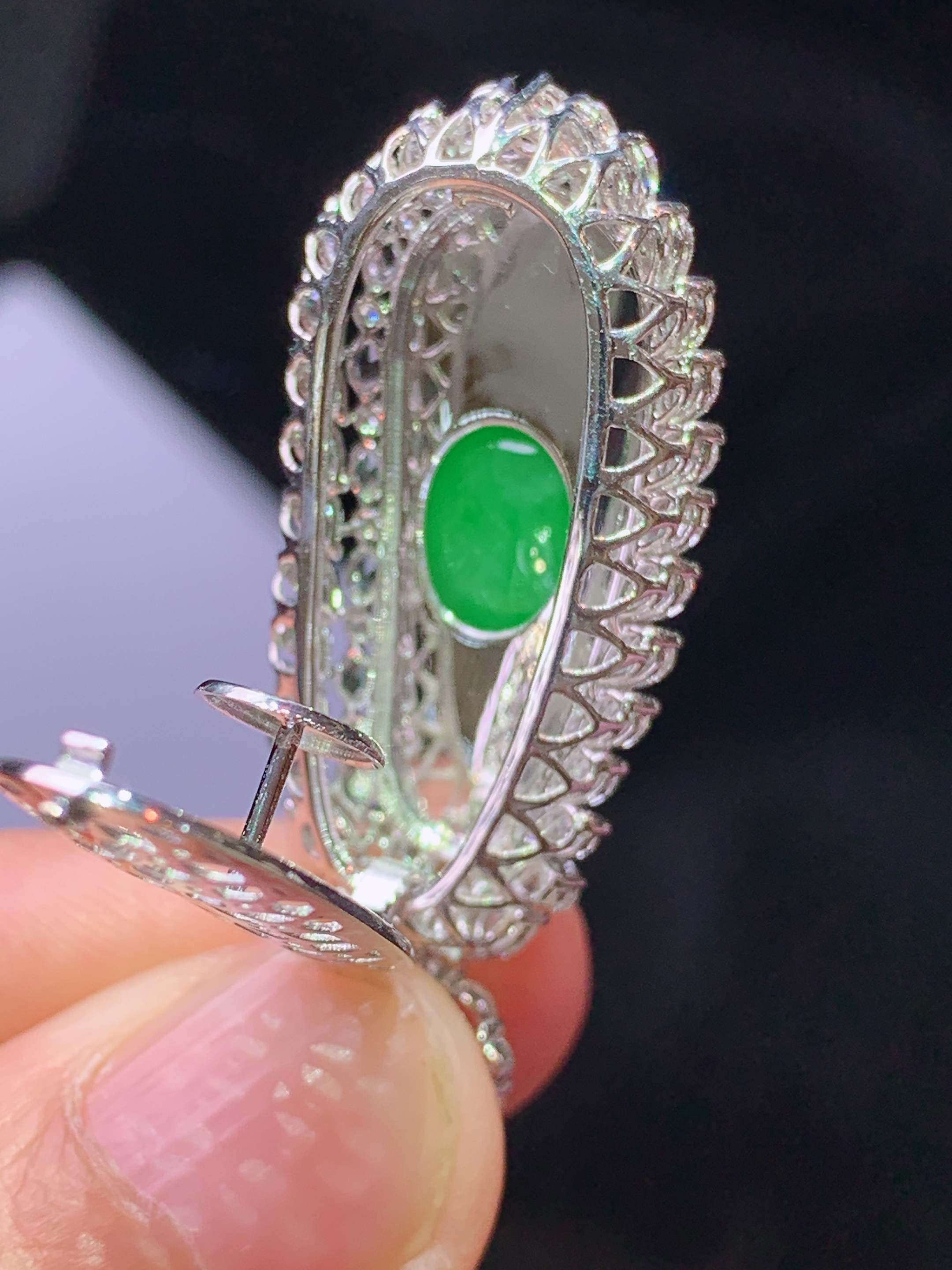 18k金钻镶嵌翠绿四季豆吊坠 玉质细腻 色泽艳丽清新 水润亮眼 整体尺寸40.8*16.6*12.8m3