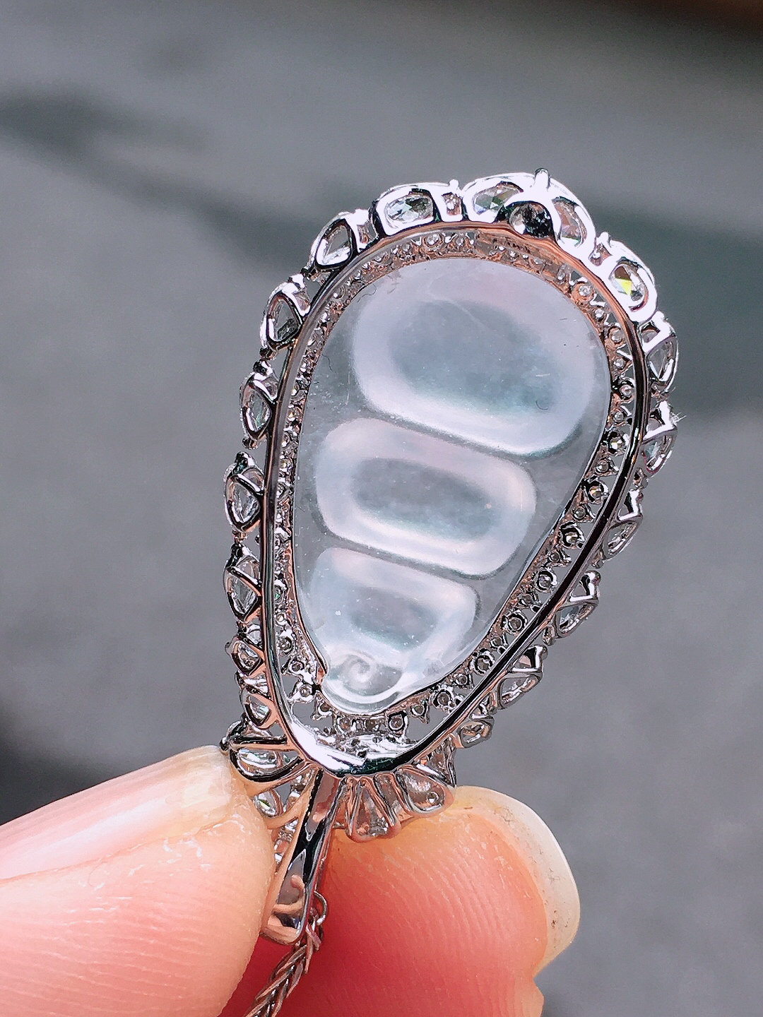 冰种福豆吊坠，玉质细腻，荧光感超
强，饱满圆润，尽显优雅气质，18k
金豪华镶嵌