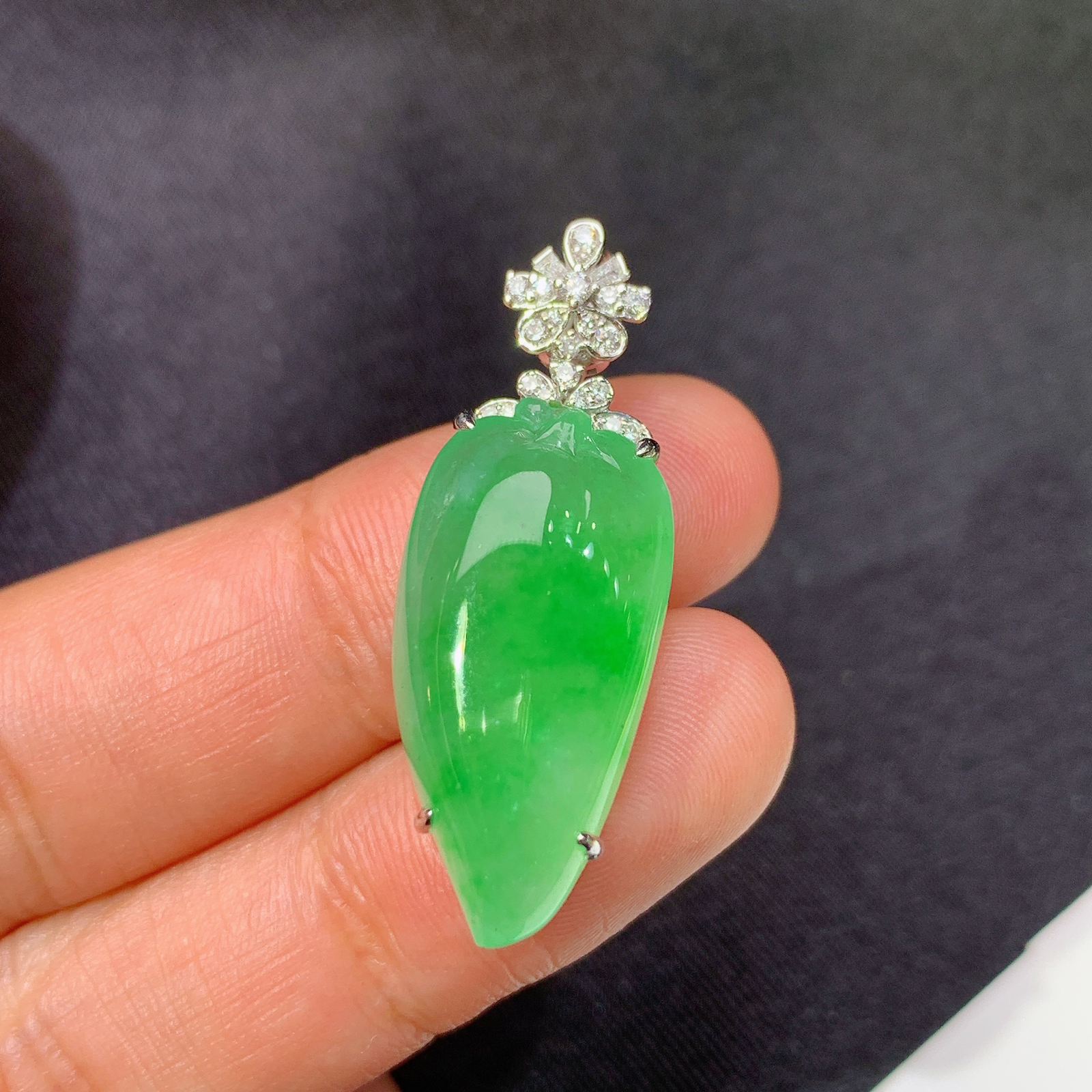 冰阳绿福瓜吊坠，18k金镶嵌，冰润色阳，玉质细腻，种水足，Jj 尺寸34.2*12.3*8.3