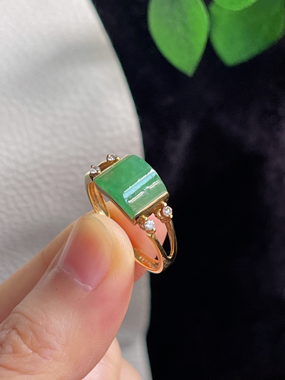 18k金翡翠冰糯种浅绿色戒指