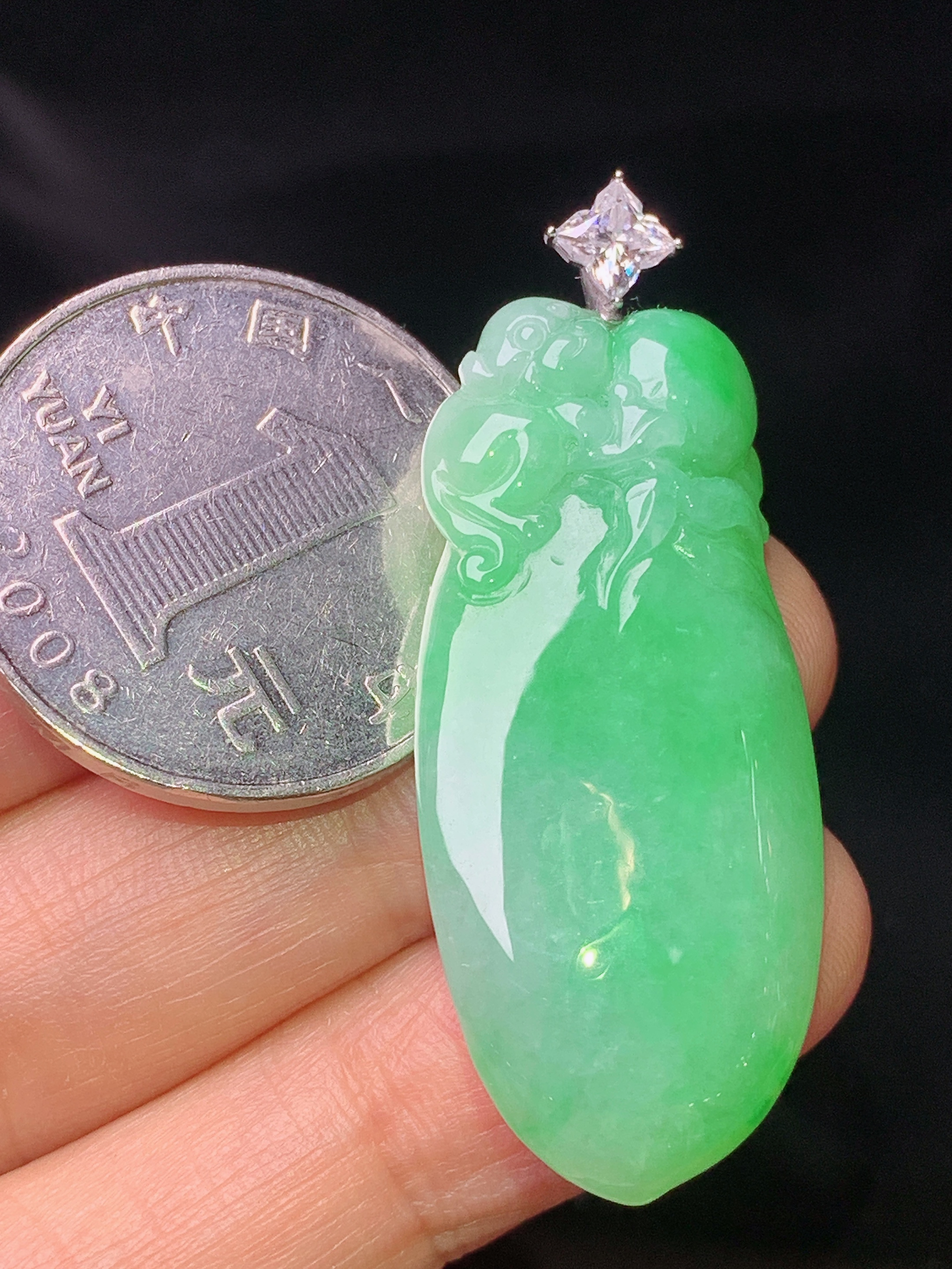 18k金钻镶嵌翠绿福瓜吊坠 玉质细腻 色泽艳丽清新 水润亮眼 整体尺寸44.2*17.2*7.7e1